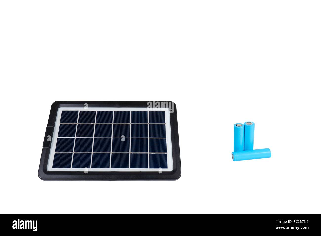 Panneau solaire portable à côté de trois piles cylindriques bleues sur un fond blanc propre Banque D'Images