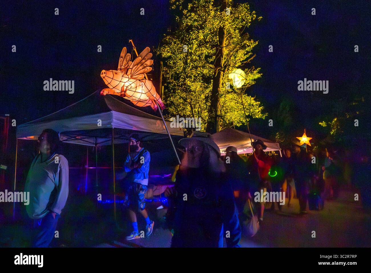 Flying Pig, procession des lanternes en soirée, Festival de musique folklorique de Vancouver, Vancouver, Colombie-Britannique, Canada Banque D'Images