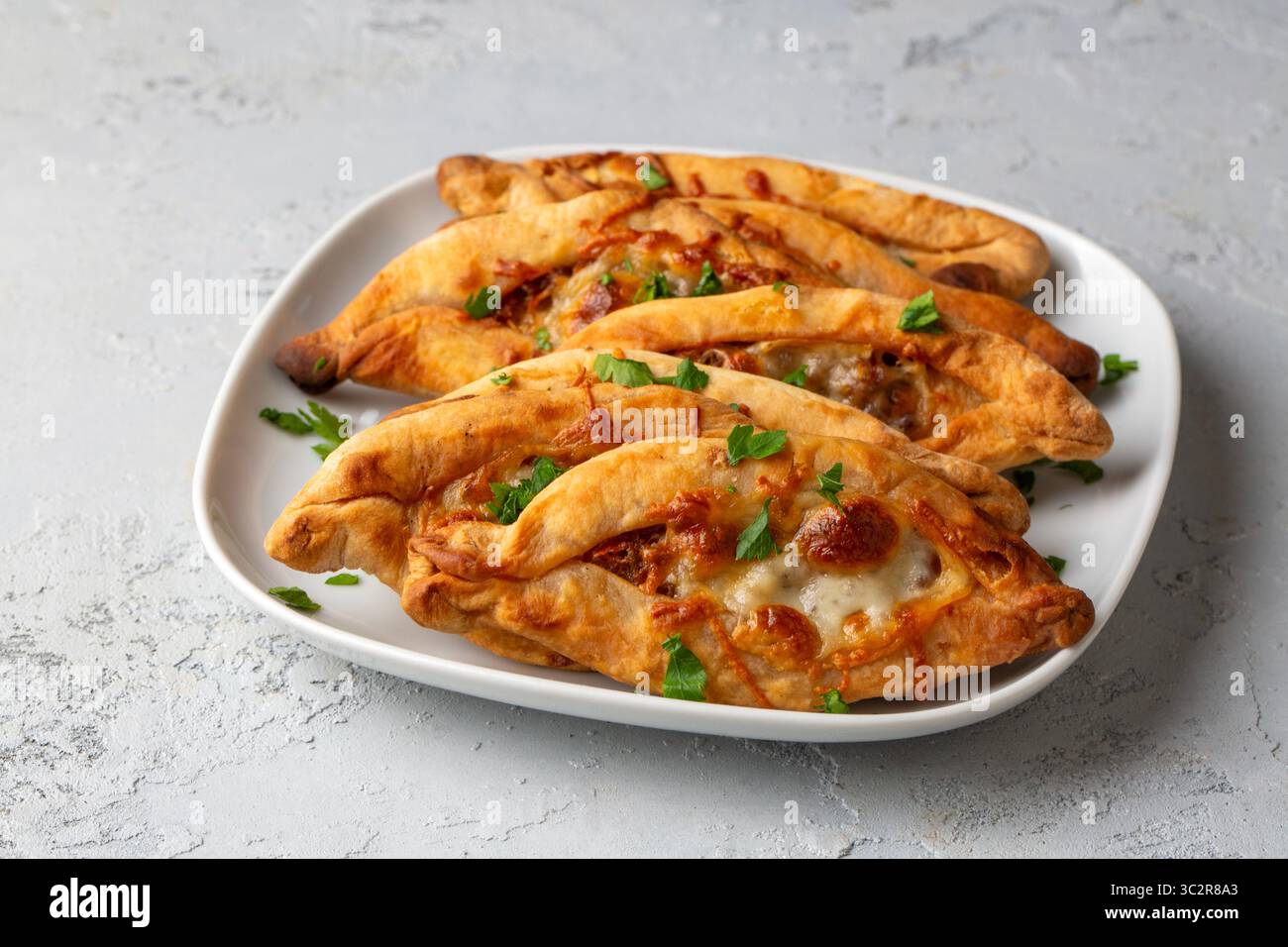 Plats de la cuisine turque traditionnelle ; Mini pita avec de la viande hachée - nom turc ; Kiymali mini PIDE Banque D'Images