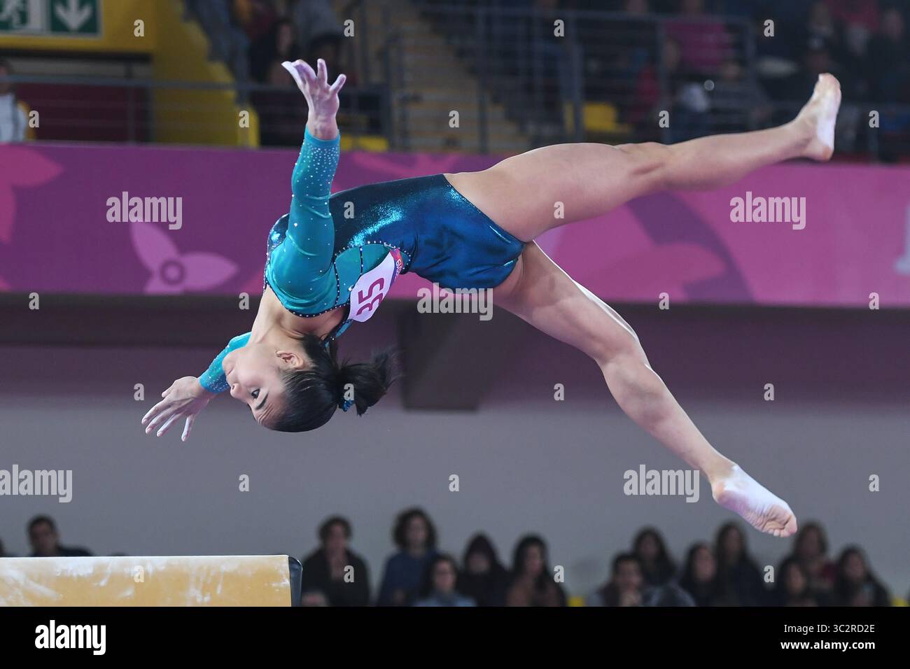 27 juillet 2019, Lima, Pérou : Ana Irene PALACIOS du Guatemala effectue un montage sur la poutre d'équilibre lors de la finale par équipes qui s'est tenue au Polideportivo Villa El Salvador à Lima, au Pérou. (Crédit image : © Amy Sanderson/ZUMA Wire) Banque D'Images