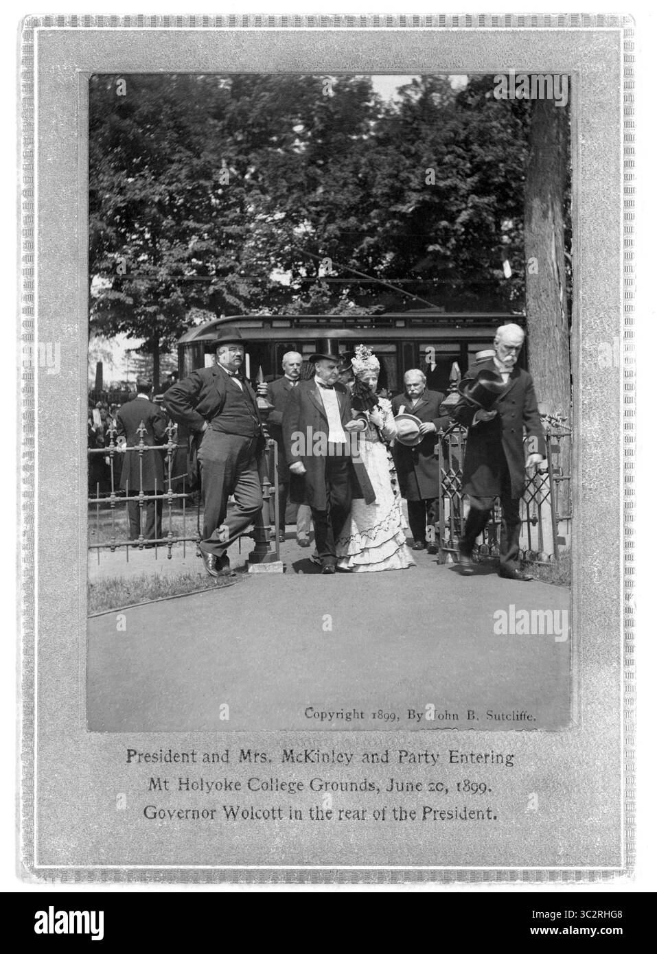 12 juin 2019, South Hadley, Massachusetts, États-Unis : le président et les députés McKinley et le parti entrent dans le Mt. Holyoke College Grounds, 20 juin 1899, le gouverneur Wolcott à l'arrière du président, photographie de John B. Sutcliffe (crédit image : © JT Vintage/Glasshouse via ZUMA Wire) Banque D'Images