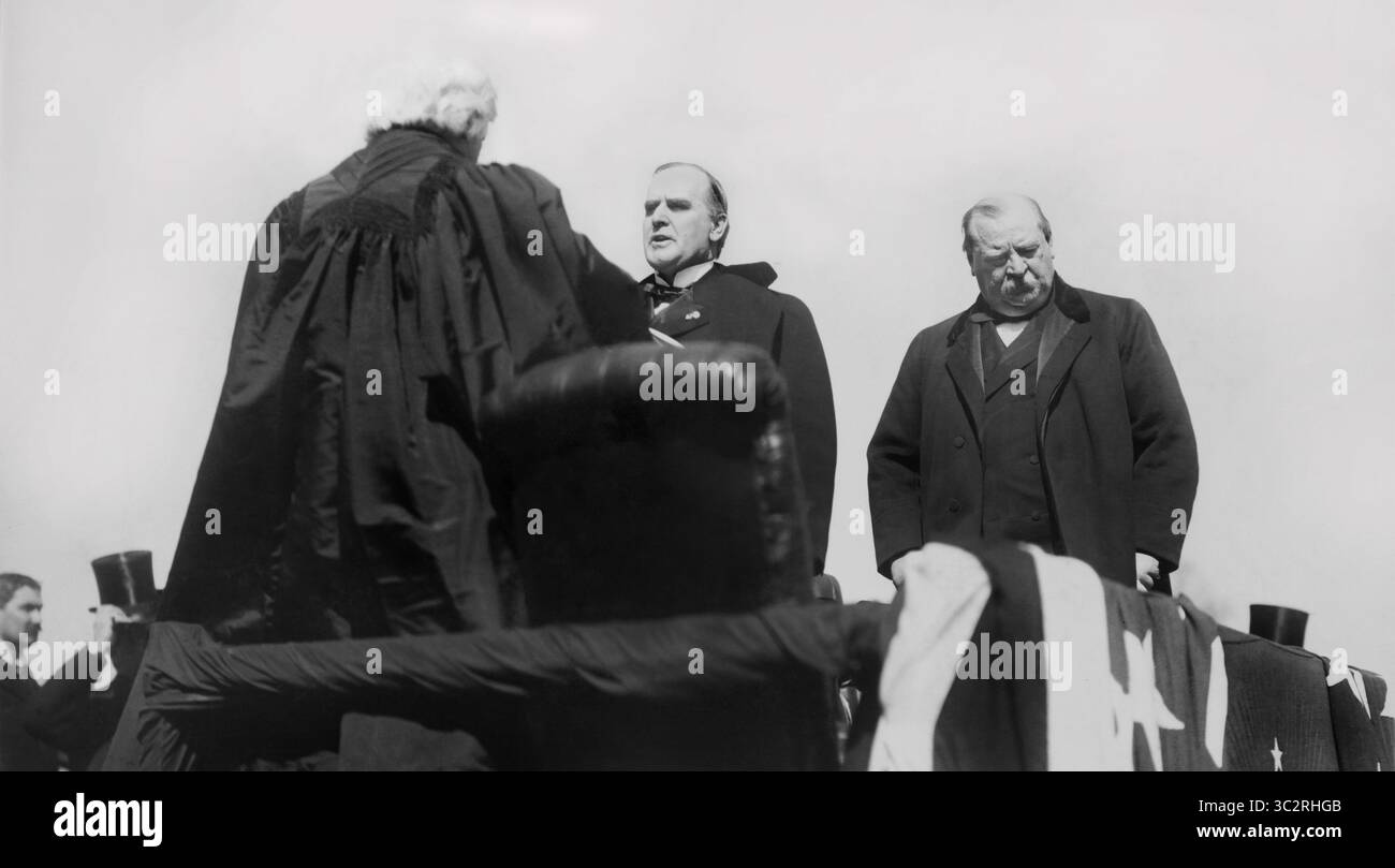 12 juin 2019, Washington, D.C, États-Unis : le juge en chef Melville Weston Fuller administre le serment d'office au président William McKinley, ancien président Grover Cleveland à droite, Capitole des États-Unis, Washington DC, États-Unis, 4 mars, 1897 (crédit image : © JT Vintage/Glasshouse via ZUMA Wire) Banque D'Images