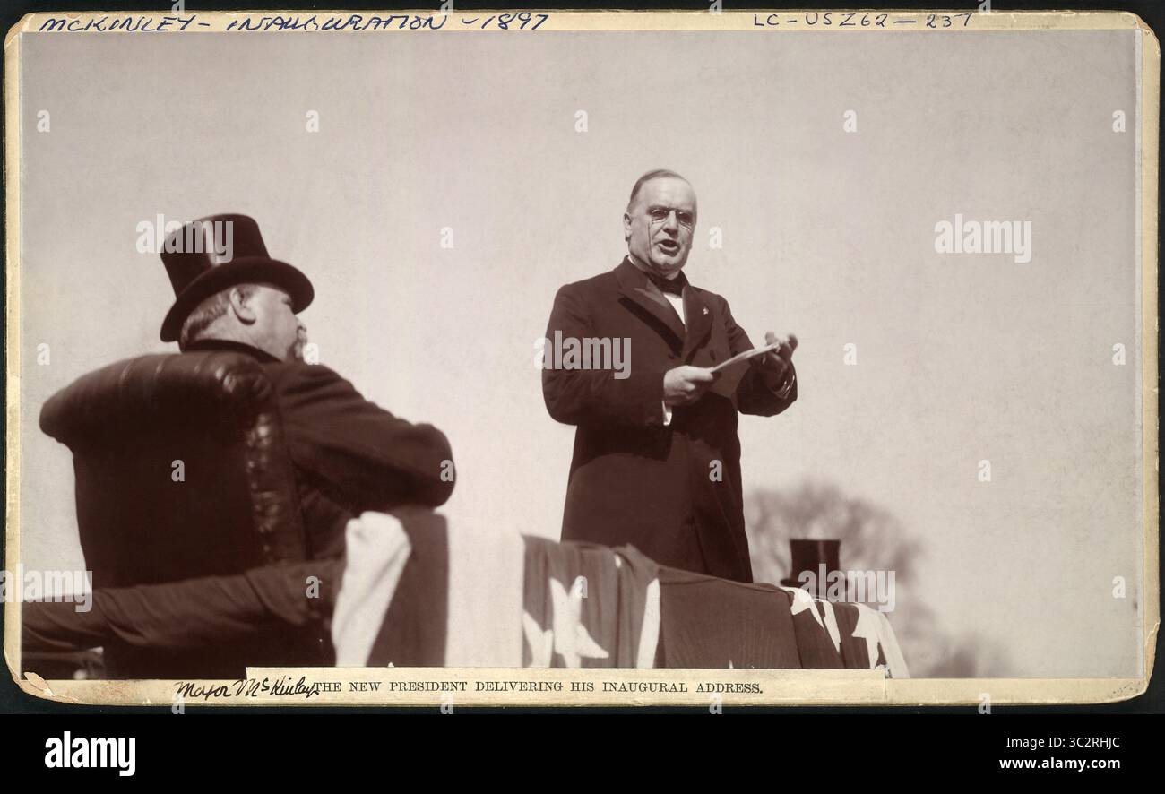 12 juin 2019, Washington, D.C, États-Unis : le nouveau président prononçant son discours inaugural, William McKinley parlant en tant qu'ancien président Grover Cleveland, assis, écoute, Washington DC, États-Unis, 4 mars 1897 (crédit image : © JT Vintage/Glasshouse via ZUMA Wire) Banque D'Images