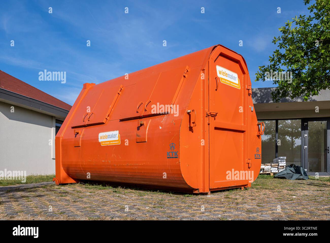 récipient à roulettes pour machine à essuyer Banque D'Images