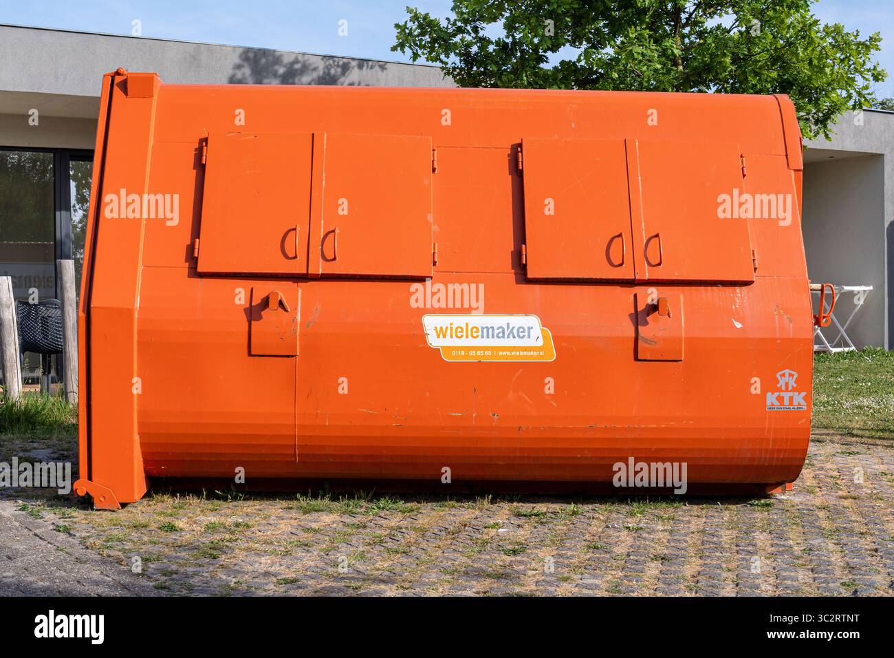 récipient à roulettes pour machine à essuyer Banque D'Images