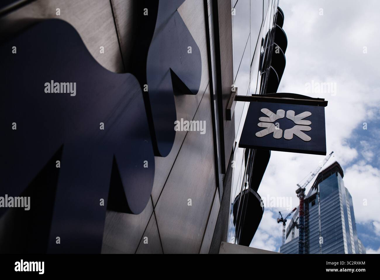 26 juillet 2019, Londres, Royaume-Uni : une succursale de la Royal Bank of Scotland (RBS) se trouve sur Threadneedle Street dans la ville de Londres. .Quatre grandes banques britanniques, dont RBS, devraient publier des chiffres intermédiaires dans les prochains jours. Les résultats semestriels de Lloyds Banking Group sont attendus le 31 juillet, ceux de Barclays le 1er août, ceux de RBS le 2 août et ceux de HSBC le 5 août. La RBS a reçu un montant massif de Â 45,5 milliards de livres sterling de fonds de sauvetage du gouvernement britannique pendant la crise financière de 2008, le président de la RBS Sir Howard Davies admettant l'année dernière qu'une décennie de « concentration sur la survie » signifiait que c'était u Banque D'Images