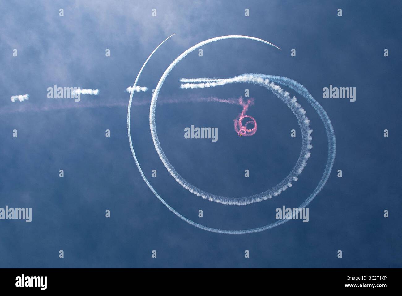 20 juillet 2019 - États-Unis - les membres de l'équipe de parachutistes de la Marine des États-Unis, Leap Frogs, guident leurs voûtes tandis que deux pilotes entourent les sauteurs, lors du salon aérien de Fargo 2019. Les Leap Frogs ont été commandés en 1974 par le chef des opérations navales avec pour mission de démontrer l'excellence de la marine dans tout le pays. (Crédit image : © U.S. Navy/ZUMA Wire/ZUMAPRESS.com) Banque D'Images 20 juillet 2019 - États-Unis - les membres de l'équipe de parachutistes de la Marine des États-Unis, Leap Frogs, guident leurs voûtes tandis que deux pilotes entourent les sauteurs, lors du salon aérien de Fargo 2019. Les Leap Frogs ont été commandés en 1974 par le chef des opérations navales avec pour mission de démontrer l'excellence de la marine dans tout le pays. (Crédit image : © U.S. Navy/ZUMA Wire/ZUMAPRESS.com) Banque D'Images