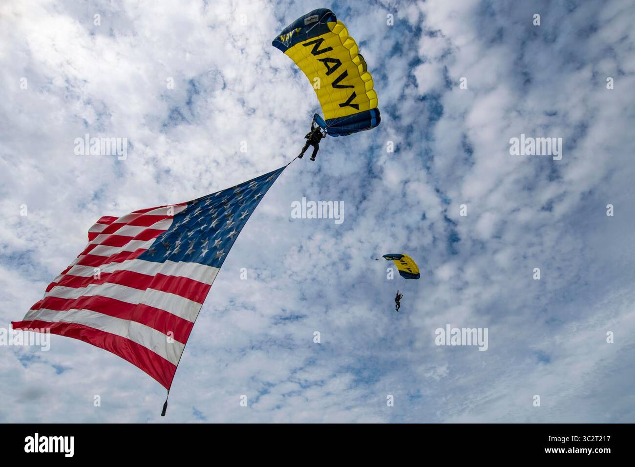 21 juillet 2019 - États-Unis - les membres de l'équipe de parachutistes de la Marine des États-Unis, Leap Frogs, pilotent l'enseigne nationale, pendant l'hymne national du Fargo Air Show 2019. Les Leap Frogs ont été commandés en 1974 par le chef des opérations navales avec pour mission de démontrer l'excellence de la marine dans tout le pays. (Crédit image : © U.S. Navy/ZUMA Wire/ZUMAPRESS.com) Banque D'Images 21 juillet 2019 - États-Unis - les membres de l'équipe de parachutistes de la Marine des États-Unis, Leap Frogs, pilotent l'enseigne nationale, pendant l'hymne national du Fargo Air Show 2019. Les Leap Frogs ont été commandés en 1974 par le chef des opérations navales avec pour mission de démontrer l'excellence de la marine dans tout le pays. (Crédit image : © U.S. Navy/ZUMA Wire/ZUMAPRESS.com) Banque D'Images