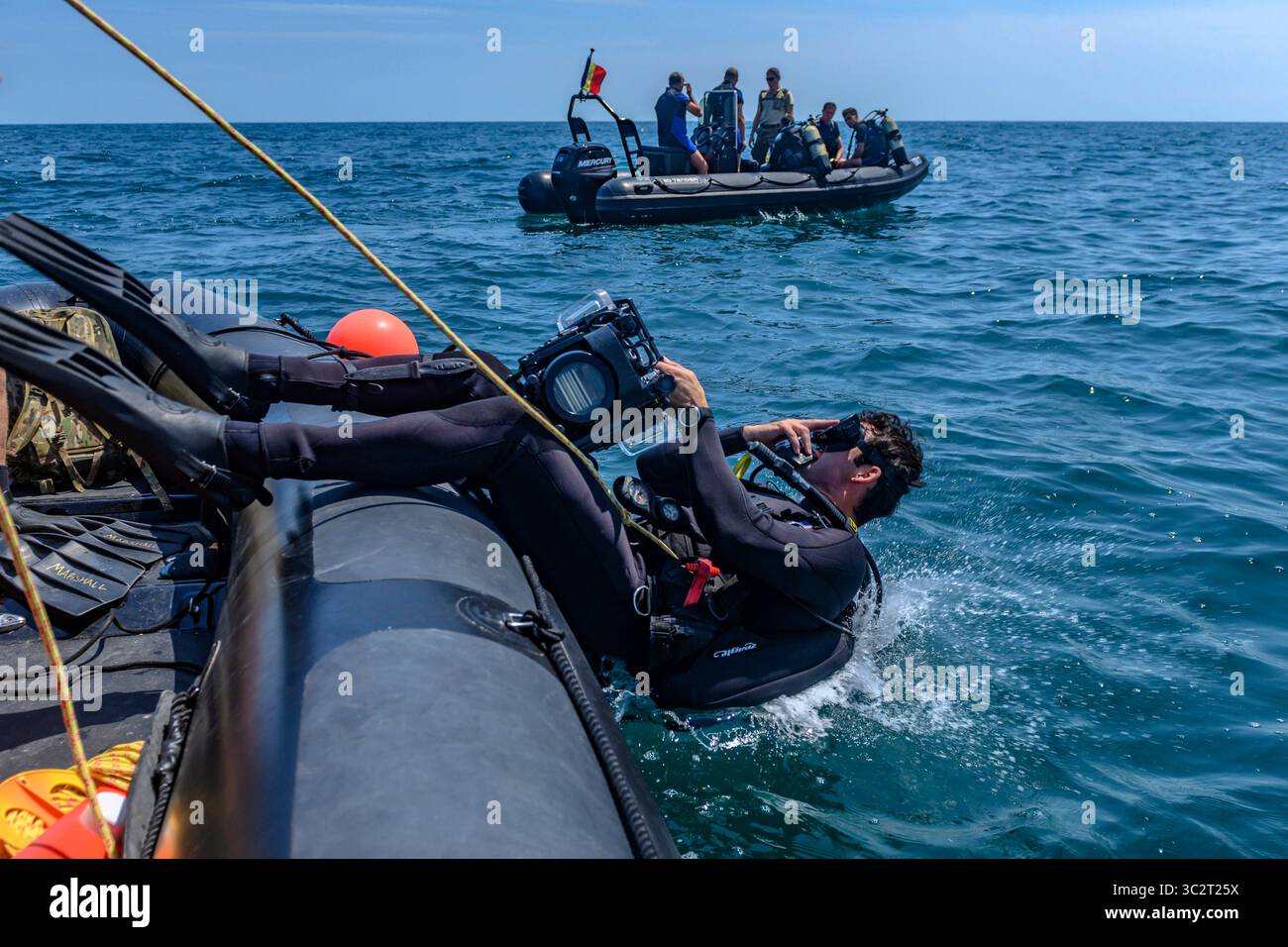 24 juillet 2019 - Constanta, Roumanie - les marins affectés à l'unité mobile d'explosifs (EODMU) 8 mènent une formation à l'aide d'un sonar Shark Marine pour localiser des mines simulées pendant l'exercice Eurasian Partnership mine Counter Measure 2019 à Constanta, Roumanie, le 24 juillet 2019. Eurasian Partnership mine Counter Measure Dive 2019 est un exercice maritime multinational organisé à Constanta, en Roumanie, qui vise à améliorer l'interopérabilité opérationnelle et tactique entre les unités participantes. (Crédit image : © U.S. Navy/ZUMA Wire/ZUMAPRESS.com) Banque D'Images