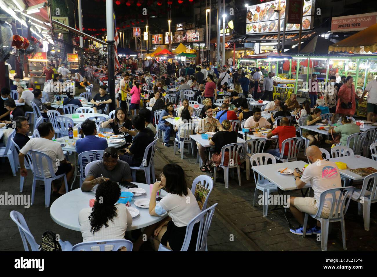 Kuala Lumpur, Malaisie - 27 novembre 2022 : les clients dînent ensemble dans des restaurants situés dans la rue Jalan Alor, dans le quartier de Bukit Bintang. Banque D'Images