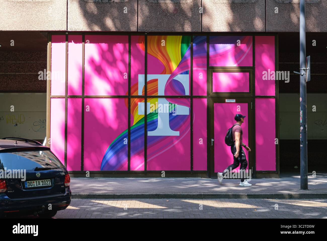 Logo de la marque de télécommunications Deutsche Telekom sur une bannière murale Banque D'Images