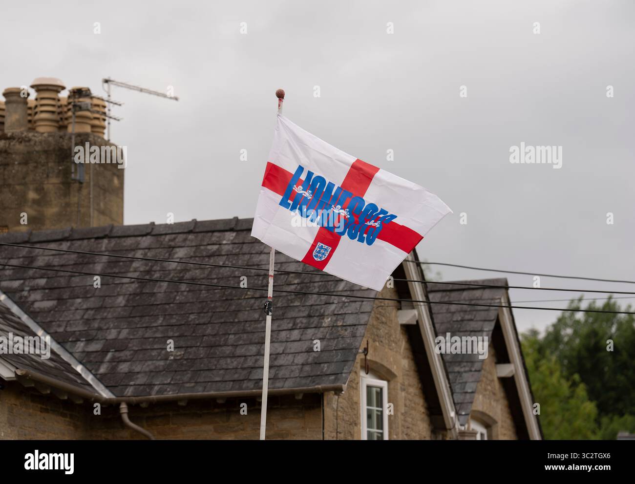 Un drapeau soutenant l'équipe d'Angleterre féminine de football flotte dans une maison du village Cotswold de North Leigh, au Royaume-Uni Banque D'Images