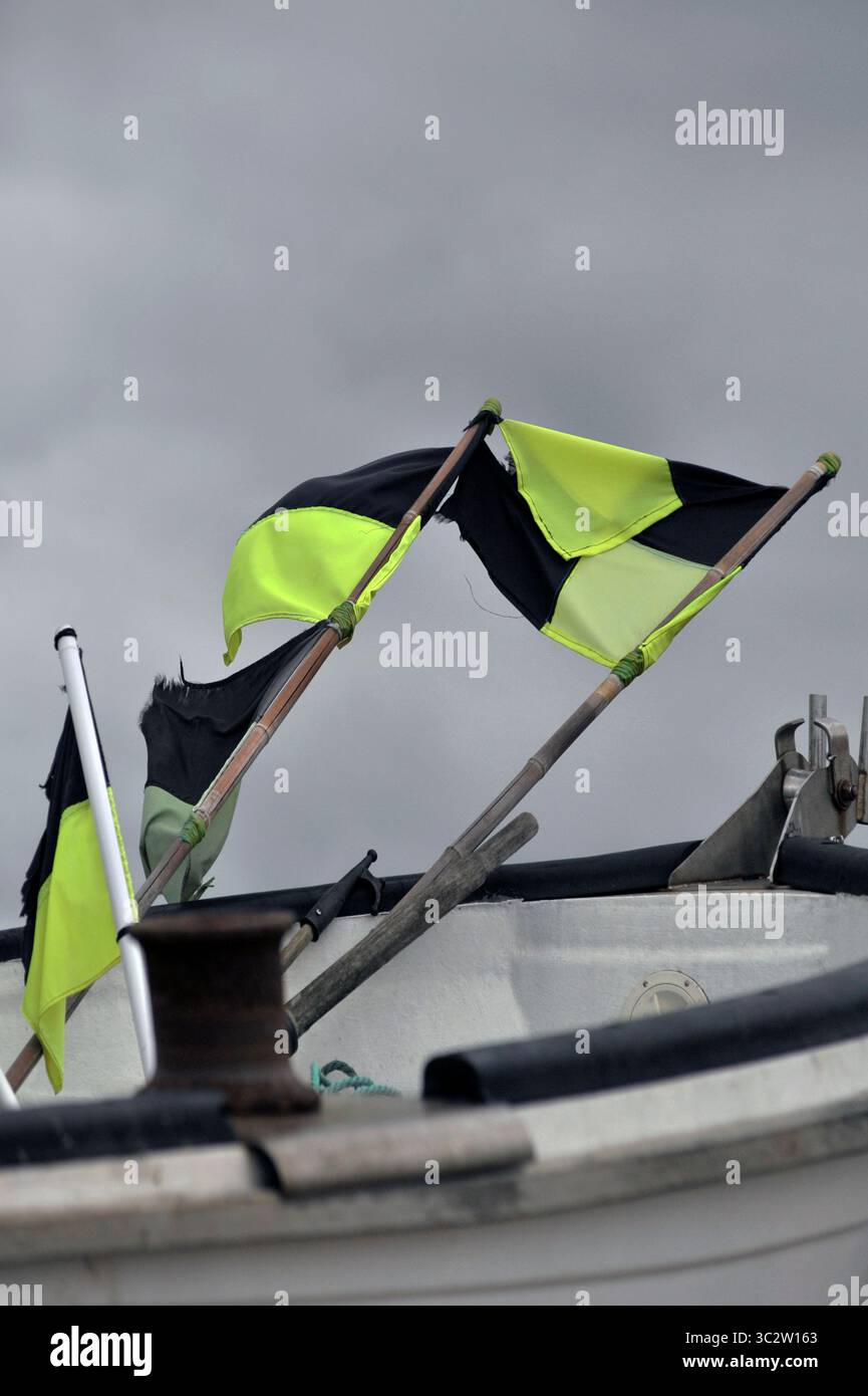 le marqueur de ligne de pêche longshore flotte sur le canot de pêche sizewell suffolk angleterre Banque D'Images