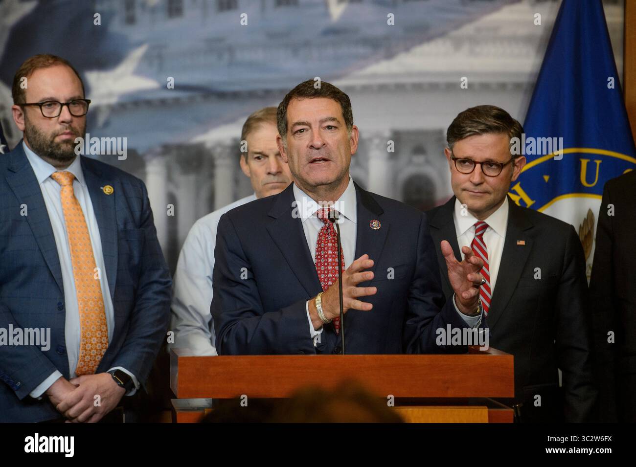 FILE - Rep. Mark Green, R-Tenn., center, is joined by from left: Rep. Jason Smith, R-Mo., Rep. Jim Jordan, R-Ohio, and Speaker of the House Mike Johnson, R-La., right, during a news conference at the Capitol, May 20, 2025, in Washington. (AP Photo/Rod Lamkey, Jr., File) Banque D'Images