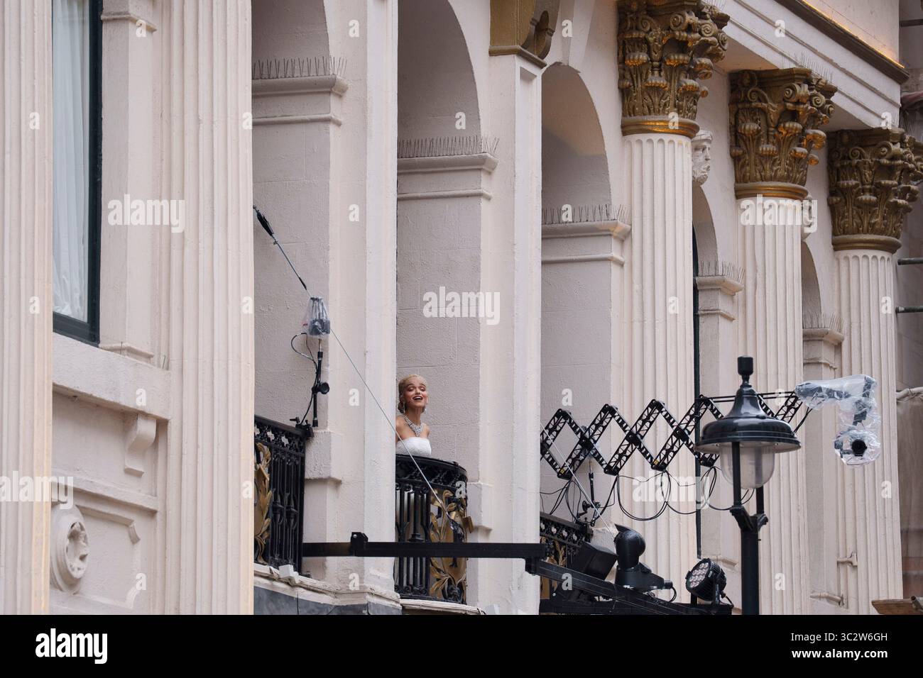 L'actrice Rachel Zegler se tient sur un balcon du palladium Theatre pour chanter "Don't Cry for me Argentina" au public dans la rue ci-dessous, dans le cadre de sa prestation en matinée en tant qu'Evita Peron, le 24 juillet 2025, à Londres, en Angleterre. Chaque jour de performance, Rachel Zegler chante la chanson emblématique pour le public dans la rue ci-dessous qui fait partie de la production musicale et est relayée par des caméras au public à l’intérieur. Argyll Street est bloqué pour faire circuler chaque performance uniquement pendant les quelques minutes de la chanson. Banque D'Images