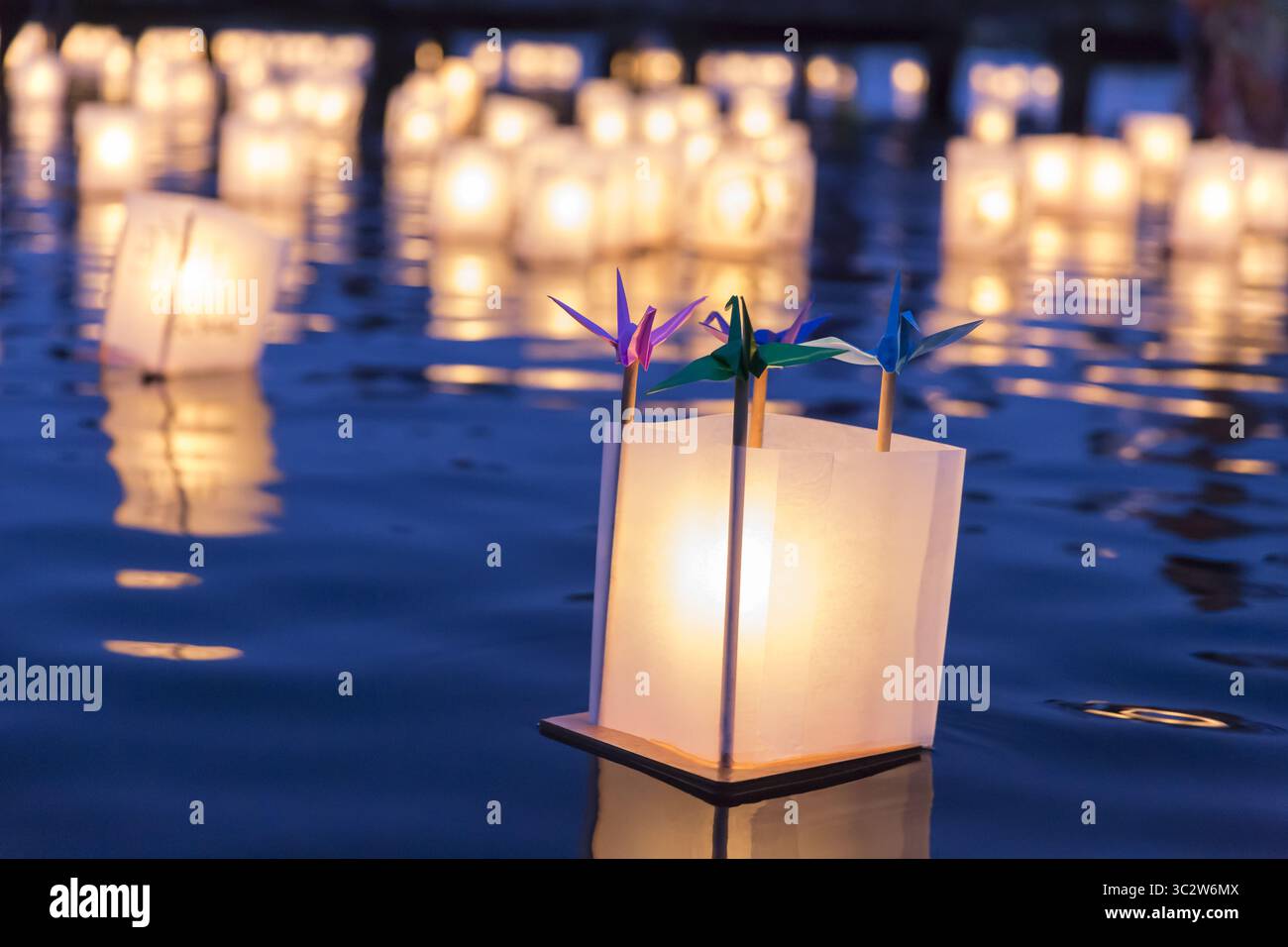 6 août 2019, Seattle, Washington, États-Unis : une lanterne en papier avec des grues en origami flotte dans le lac lors de la cérémonie de flottement Toro Nagashi Lantern à Seattle, Washington, le 6 août 2019. â€œFrom Hiroshima to Hopeâ€ a lieu en mémoire des victimes de la bombe atomique à l'occasion de l'anniversaire du bombardement d'Hiroshima, au Japon. La cérémonie, organisée par un rassemblement d'organisations de paix, de religion, de libertés civiles et de patrimoine culturel, honore les victimes des bombardements d'Hiroshima et de Nagasaki, ainsi que toutes les victimes de violence. C'est une adaptation d'un ancien rituel bouddhiste japonais, le Toro Nagashi, en whic Banque D'Images