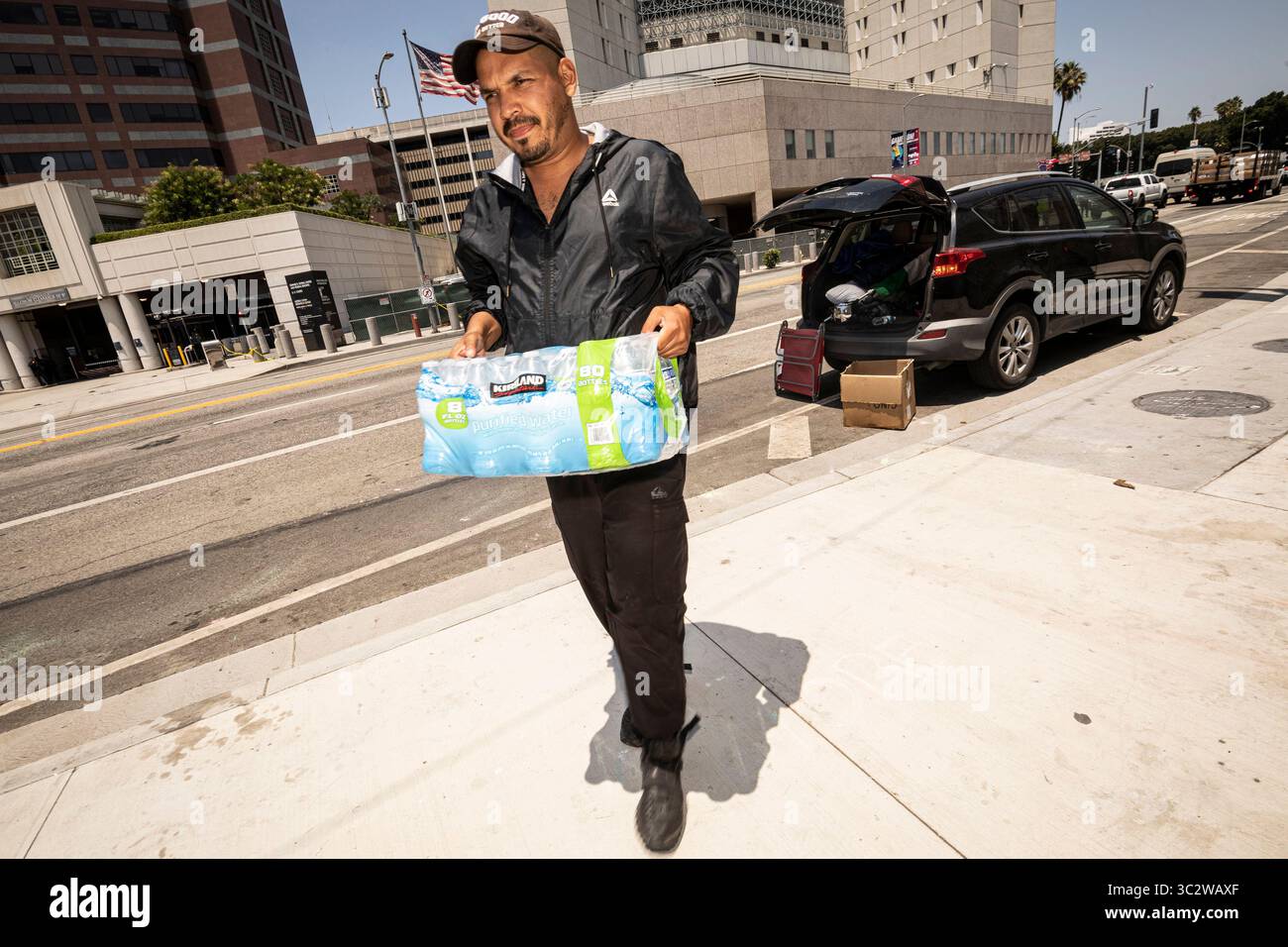 Une manifestation anti-GLACE DE 24/7 reçoit de nouveaux dons après que le LAPD et les travailleurs de l'assainissement de la ville ont nettoyé la nourriture, l'eau et les auvents du campement de protestation devant le 300 North Los Angeles Federal Building dans le centre de Los Angeles. La police a cité les codes municipaux relatifs aux campements de sans-abri, suscitant les critiques des activistes et des membres de la communauté. 18 juillet 2025. Banque D'Images