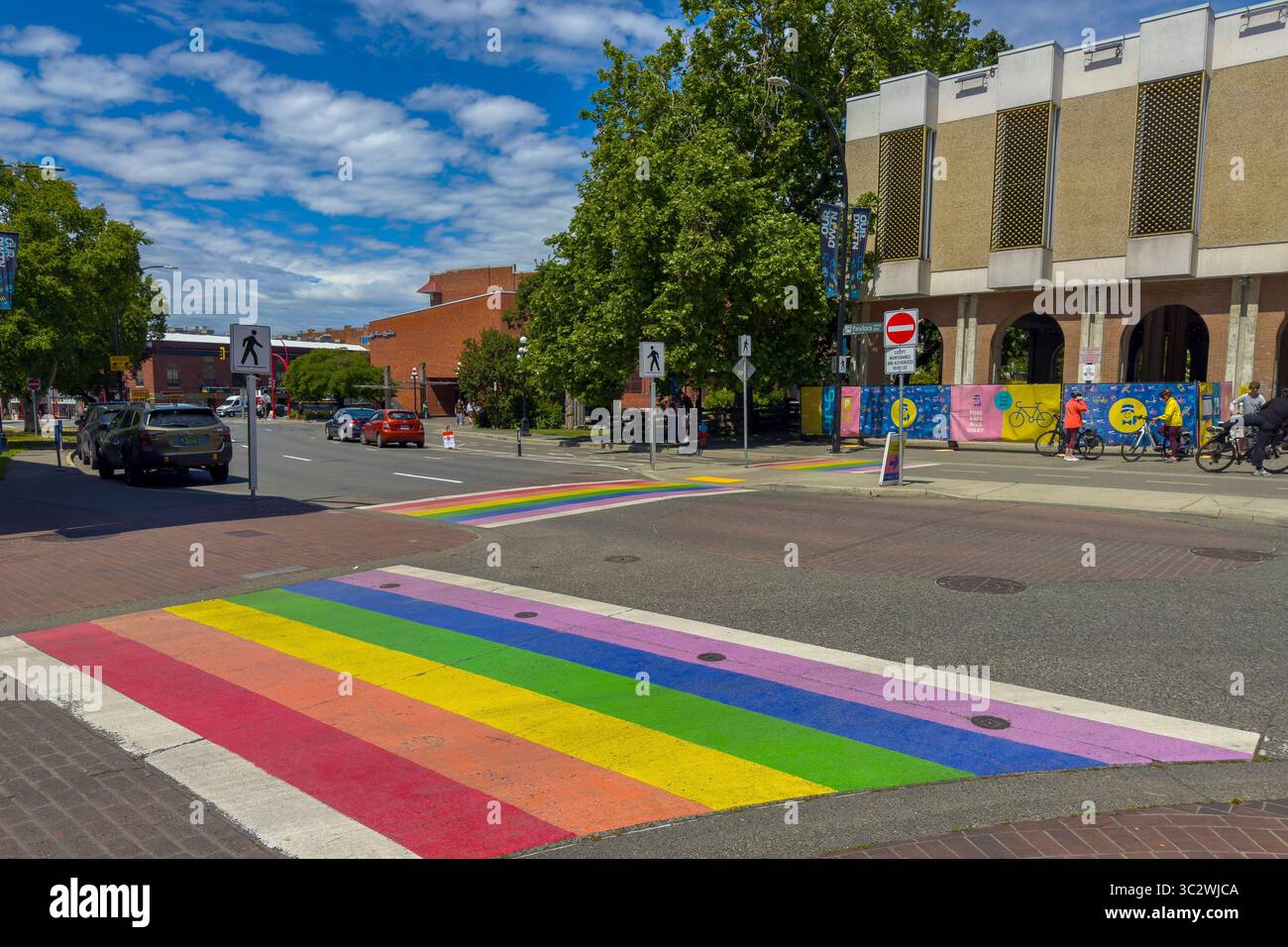 Rainbow Crosswalk, Victoria, Colombie-Britannique, Canada. Banque D'Images
