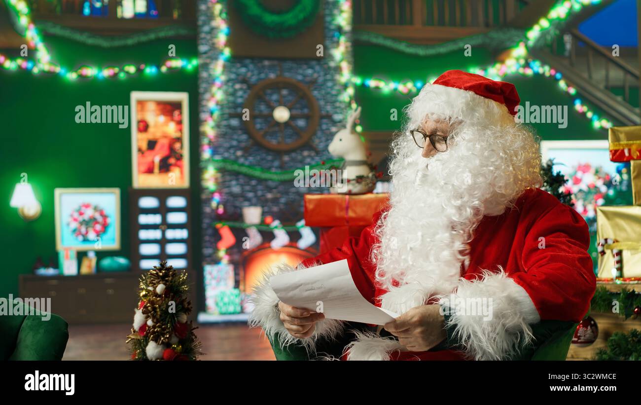 Le Père Noël hoche la tête, en désaccord avec les lettres reçues des enfants. Personne en costume de Noël lit des listes de souhaits écrites par des enfants demandant des cadeaux coûteux, faisant trembler la tête désapprouvant, caméra A. Banque D'Images