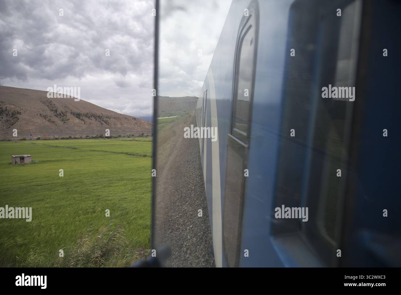 8 août 2019, Gilan, IRAN : une vue de la nature autour du train touristique Téhéran-Rasht en Iran. Le chemin de fer Astara-Rasht-Qazvin est un corridor de transport qui relie les chemins de fer existants de Russie, Azerbaïdjan et Iran. Le projet est réalisé dans le cadre du corridor de transport international Nord-Sud. Le but du projet est d'intégrer les voies de transport et d'information de la Russie, de l'Azerbaïdjan, de l'Iran et de l'Inde. (Crédit image : © Rouzbeh Fouladi/ZUMA Wire) Banque D'Images