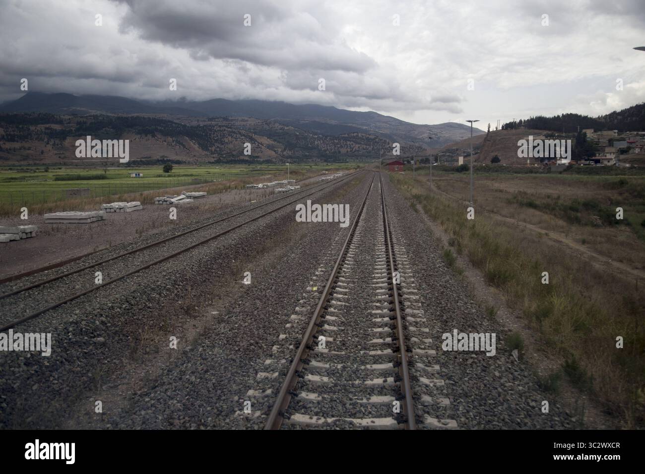 8 août 2019, Gilan, IRAN : une vue de la nature autour du train touristique Téhéran-Rasht en Iran. Le chemin de fer Astara-Rasht-Qazvin est un corridor de transport qui relie les chemins de fer existants de Russie, Azerbaïdjan et Iran. Le projet est réalisé dans le cadre du corridor de transport international Nord-Sud. Le but du projet est d'intégrer les voies de transport et d'information de la Russie, de l'Azerbaïdjan, de l'Iran et de l'Inde. (Crédit image : © Rouzbeh Fouladi/ZUMA Wire) Banque D'Images