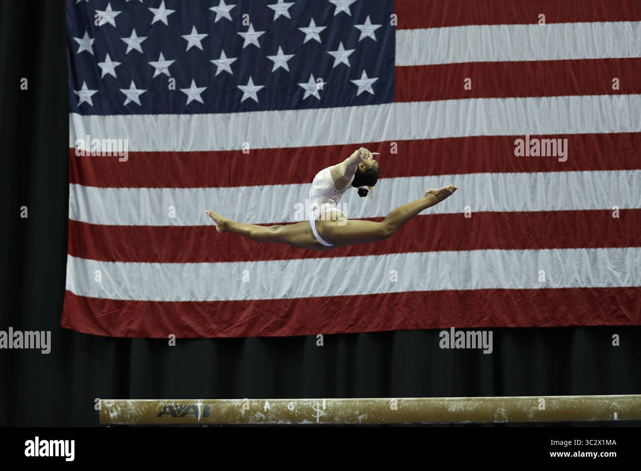 9 août 2019 : la gymnaste eMjae Frazier participe au premier jour de la compétition féminine junior aux championnats américains de gymnastique 2019, qui se tiennent à Kansas City, Missouri. Melissa J. Perenson/CSM(image de crédit : &copy ; Melissa J. Perenson/CSM via ZUMA Wire) Banque D'Images