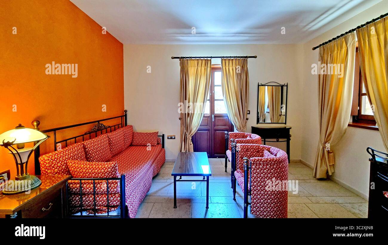 Un coin cosy avec un canapé et des fauteuils pour la détente dans une chambre spacieuse d'un hôtel de luxe Banque D'Images