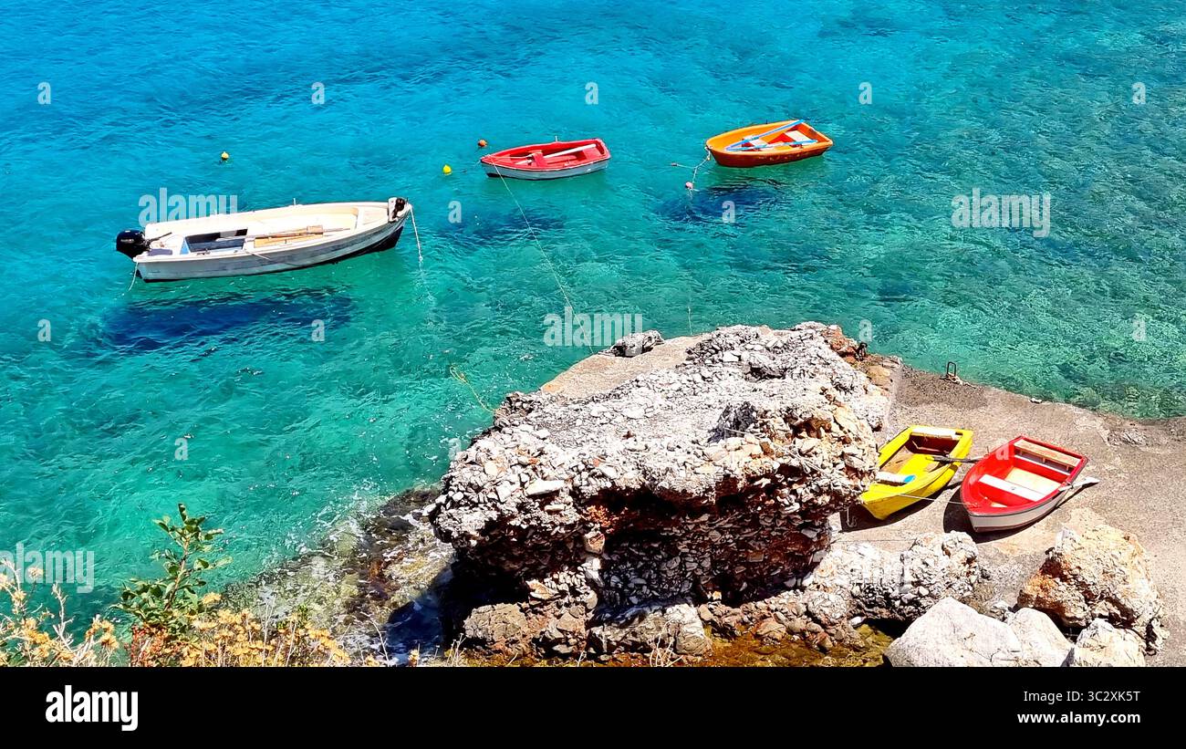 Bateaux de pêche colorés dans pittoresque des eaux émeraude de la baie de Diros dans le sud de la Laconie, Péloponnèse, Grèce Banque D'Images