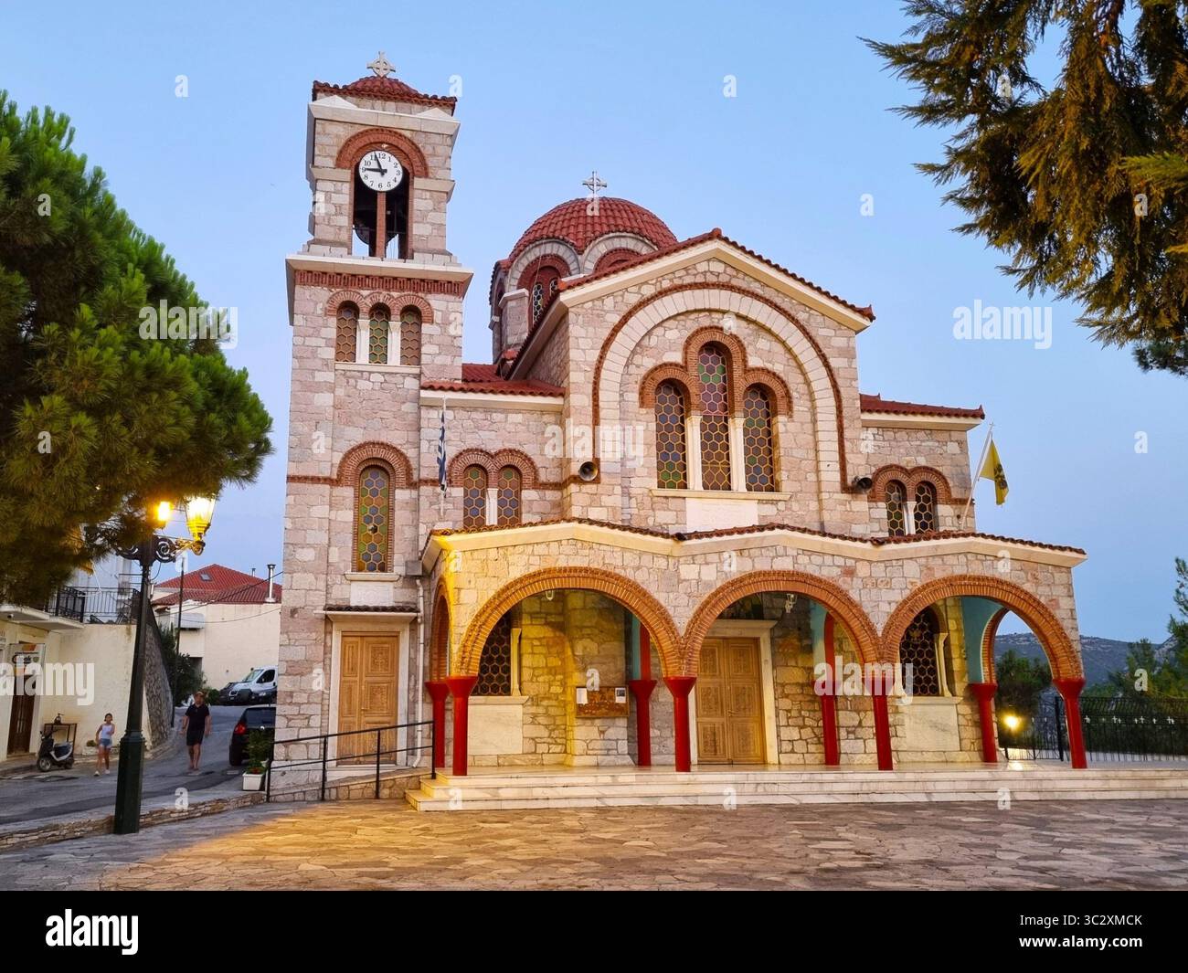 Vue en soirée de l'église grecque orthodoxe en pierre d'Agios Nikolaos dans le style byzantin, située sur une colline dans la ville moderne de Delphes Banque D'Images