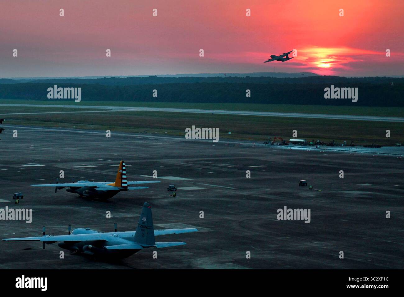 6 août 2019 - base aérienne de Little Rock, Arkansas, États-Unis - Un C-130 prend son envol au coucher du soleil à la base aérienne de Little Rock, Arkansas, le 6 août 2019. Les contrôleurs de la circulation aérienne manœuvrent les aéronefs sur la ligne de vol et dans l'espace aérien 24 heures sur 24, sept jours sur sept. (Crédit image : © US Air Force/ZUMA Wire/ZUMAPRESS.com) Banque D'Images