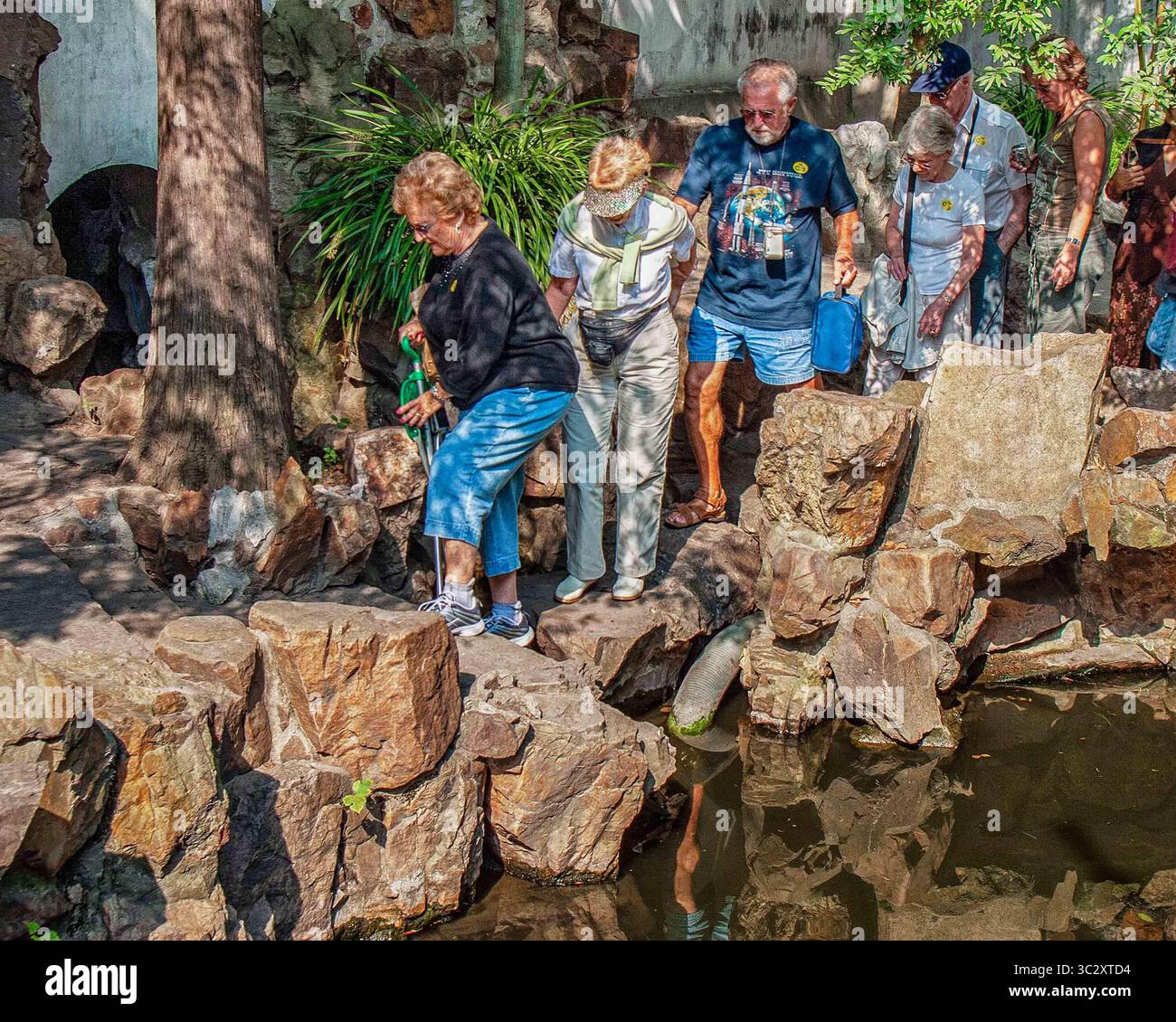 30 octobre 2006, Shanghai, Chine : touristes dans le jardin Yu Yuan, un vaste jardin chinois à l'architecture chinoise classique dans le nord-est de la vieille ville, et un lieu touristique traditionnel à Shanghai. (Crédit image : © Arnold Drapkin/ZUMA Wire) Banque D'Images