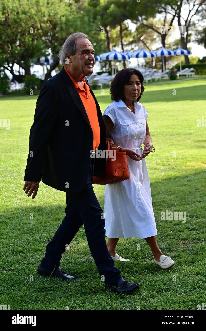 Naples, Italie. 25 juillet 2025. 'Maratea' (PZ) 24/07/2025 Marateale 2024 XVIIEdition sur la photo : Oliver Stone avec sa femme Sun-Jung Carl Gustav crédit : Agence photo indépendante/Alamy Live News Banque D'Images