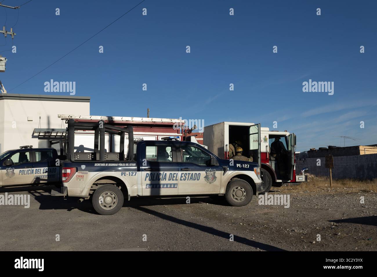 Véhicules de la police d'État sur un site lors d'une opération de jour à Ciudad Juarez, dans un contexte de violence urbaine continue. Banque D'Images