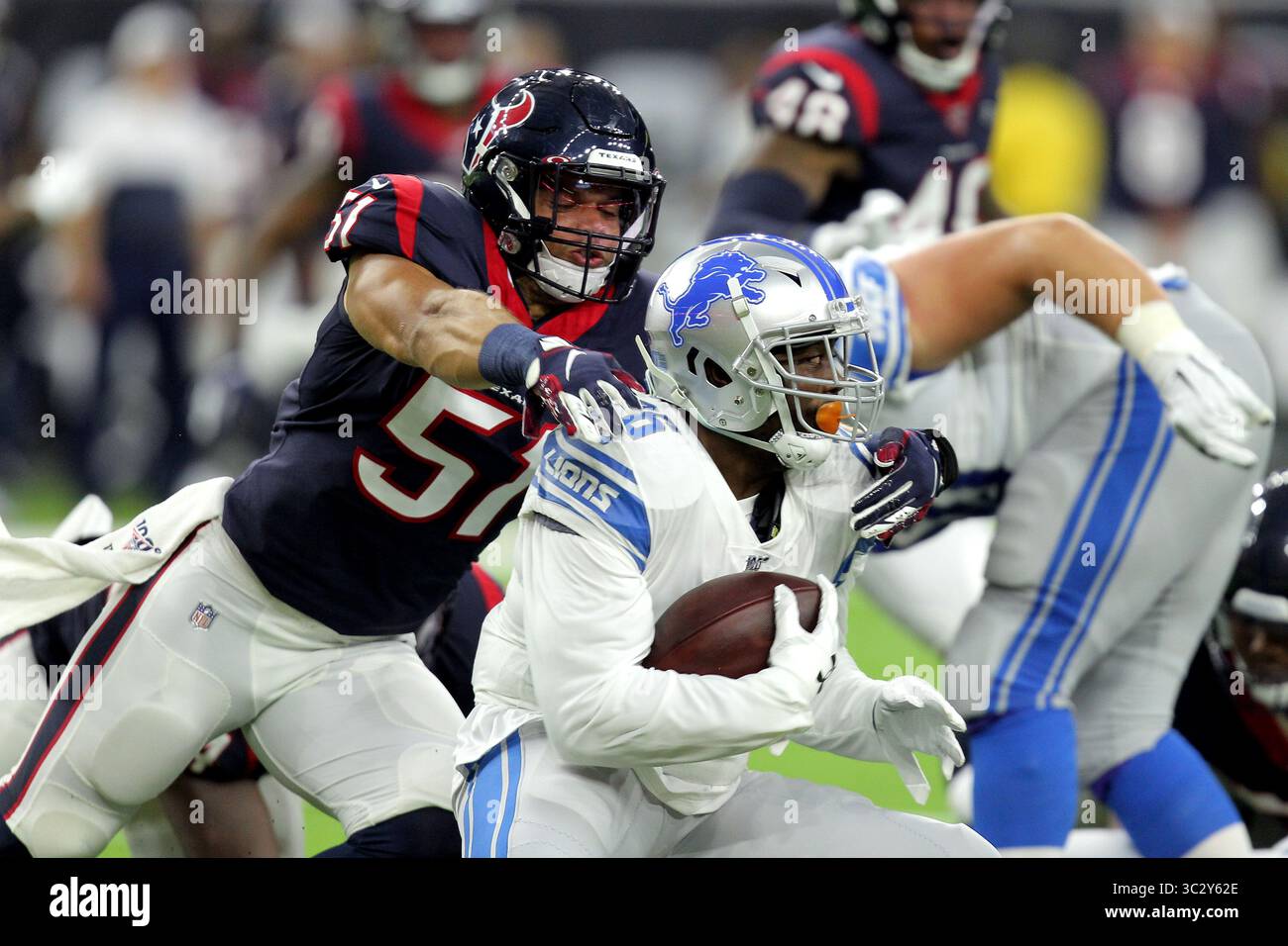 17 août 2019, Houston, Texas, États-Unis : le linebacker des Houston Texans Dylan Cole (51) cherche à affronter le Running back des Detroit Lions C.J. Anderson (26) lors d'un match de course pendant le premier quart-temps du match de pré-saison entre les Texans de Houston et les Lions de Détroit au stade NRG de Houston, Texas, le 17 août 2019. (Crédit image : © Erik Williams/ZUMA Wire) Banque D'Images