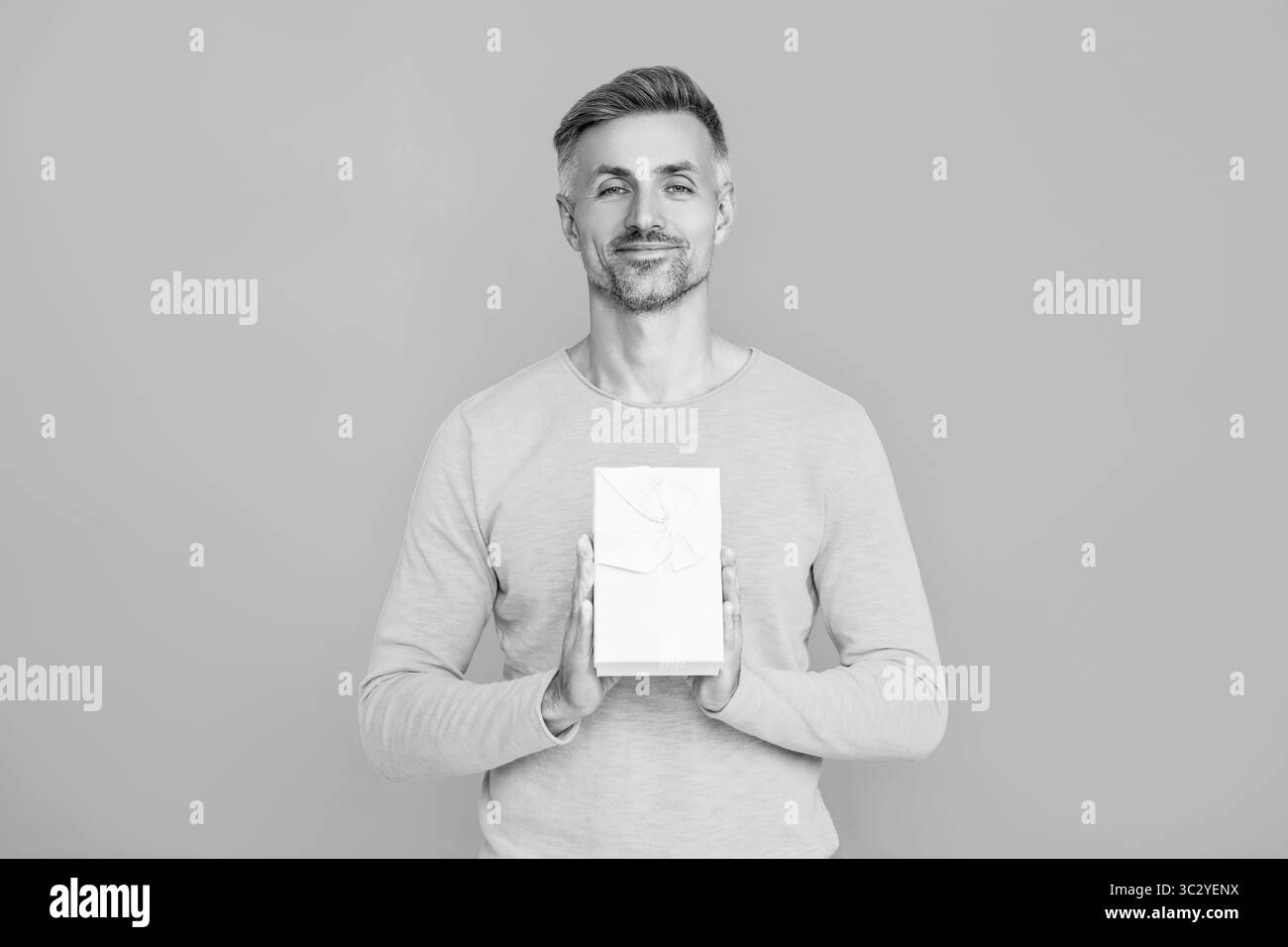 Homme amoureux isolé sur bleu. Cadeau romantique pour la date. Cadeau pour la journée des hommes. Homme mûr le 14 février. Man Give present coffret cadeau pour la Saint-Valentin Banque D'Images