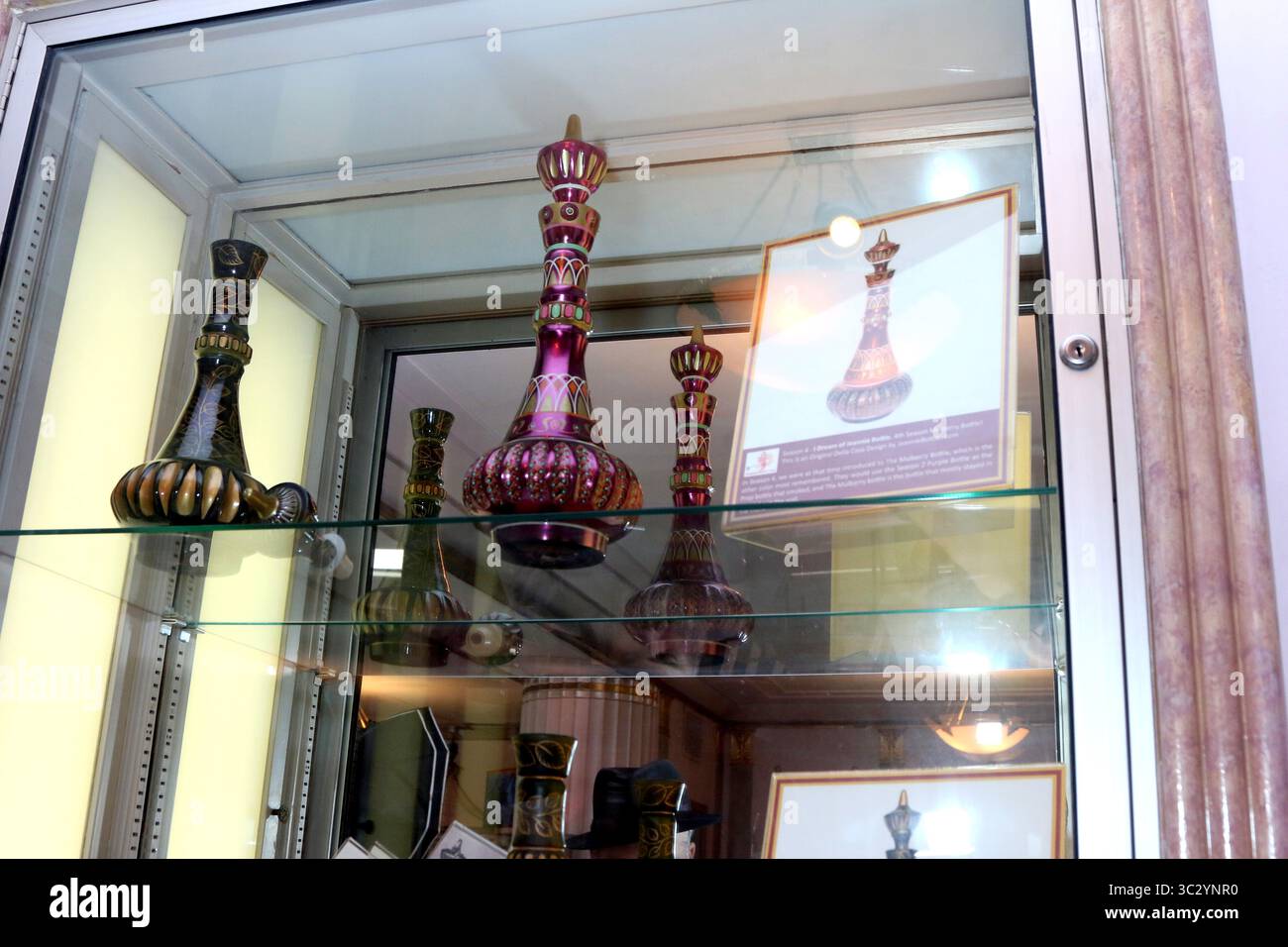 21 août 2019, Los Angeles, CA, États-Unis : LOS ANGELES - 21 août : bouteille Genie de I Dream of Jeannie à l'exposition Barbara Eden Tribute Exhibition soirée d'ouverture au Hollywood Museum le 21 août 2019 à Los Angeles, CA (crédit image : © Kathy Hutchins via ZUMA Wire) Banque D'Images