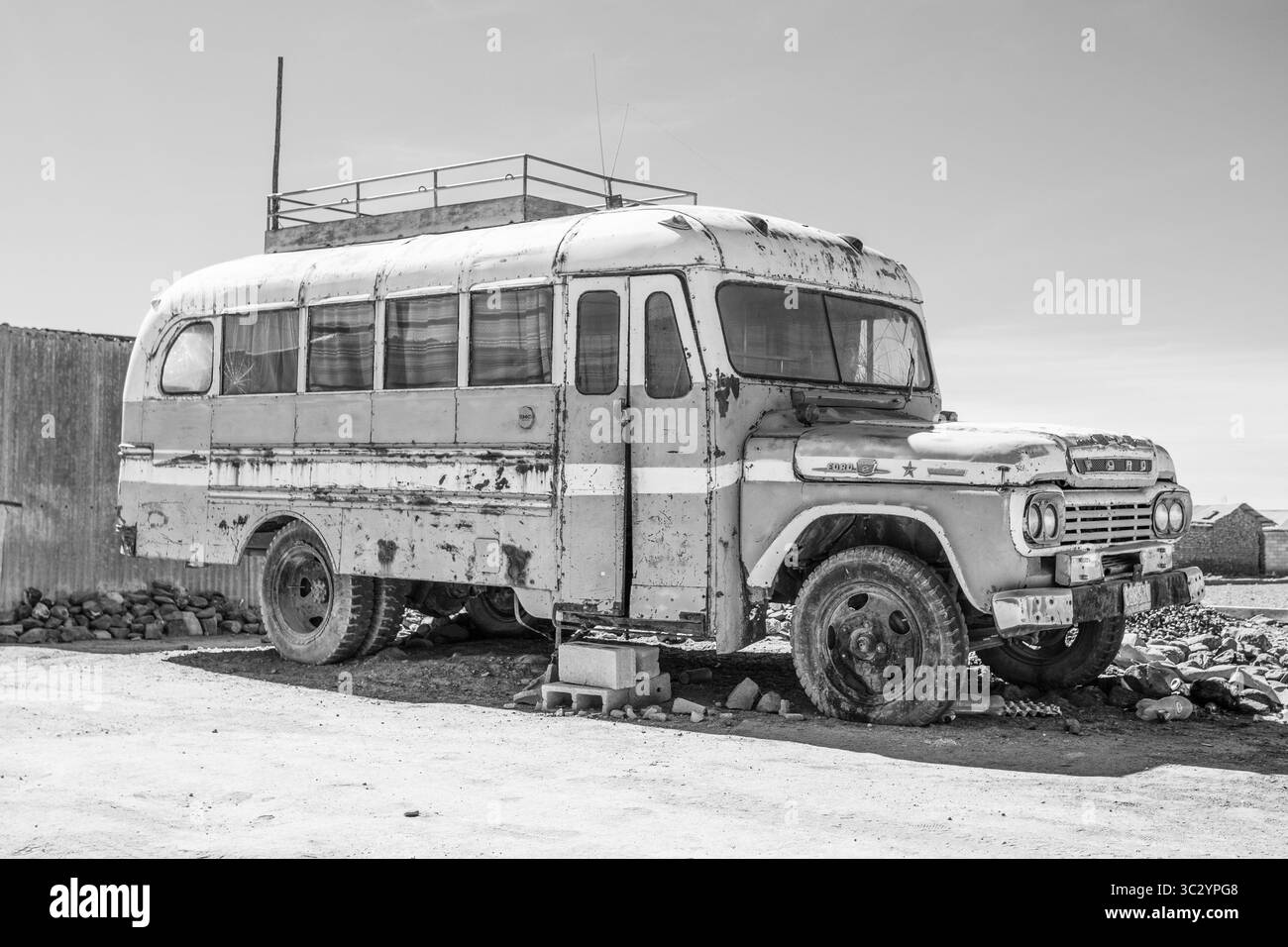 Un bus abandonné à Uyuni en Bolivie, Amérique du Sud. Image en noir et blanc. Banque D'Images