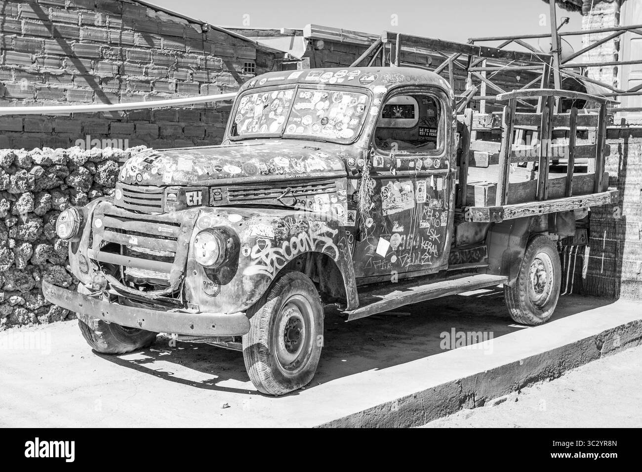 Un camion abandonné à Uyuni en Bolivie, en Amérique du Sud. Image en noir et blanc. Banque D'Images