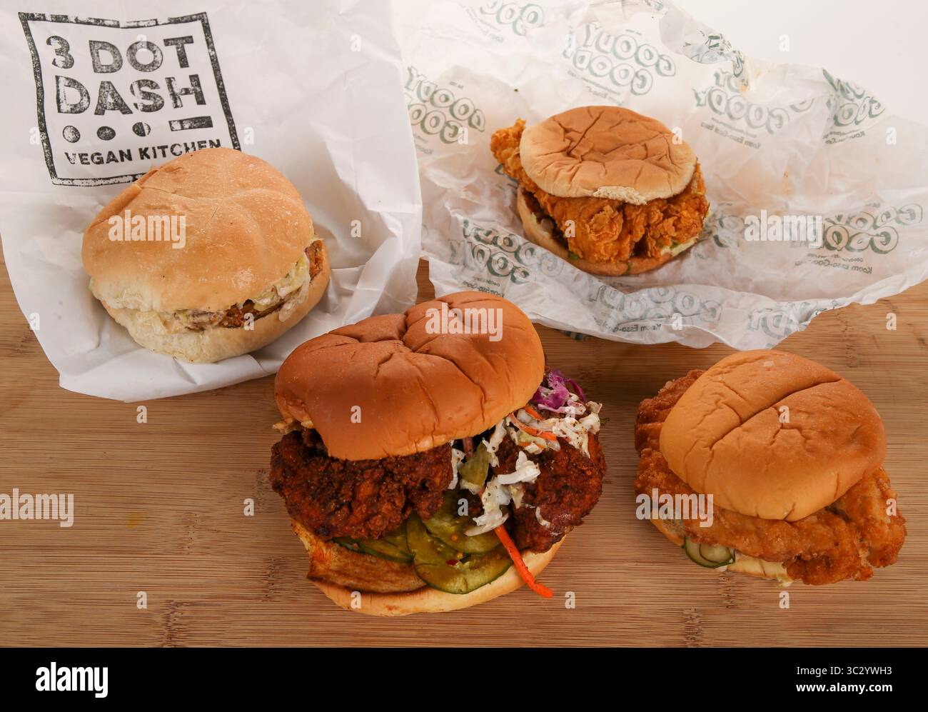 22 août 2019, produits Petersburg, Florida, USA : sandwichs Chicken from 3 Dot Dash Vegan Kitchen, en haut à gauche, Goody Goody Burgers, en haut à droite, King of the Coop, en bas à gauche, et PDQ, en bas à droite, sont vus jeudi, 22 août 2019 in préparé Petersburg. (Crédit image : © Chris Urso/Tampa Bay Times via ZUMA Wire) Banque D'Images