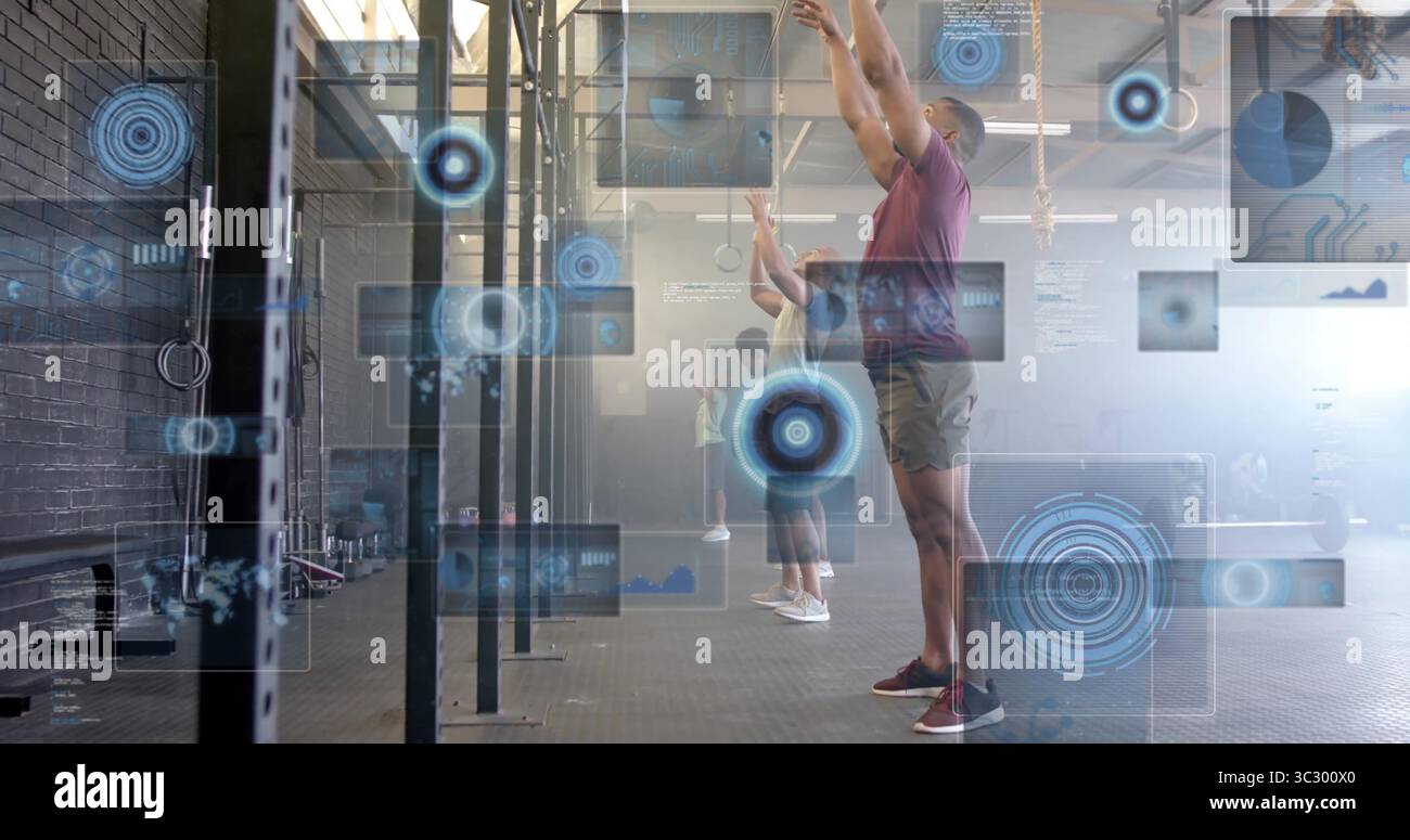 Bras tendus au-dessus de l'homme portant une chemise marron dans la salle de gym d'entraînement, avec recouvrement HUD numérique Banque D'Images