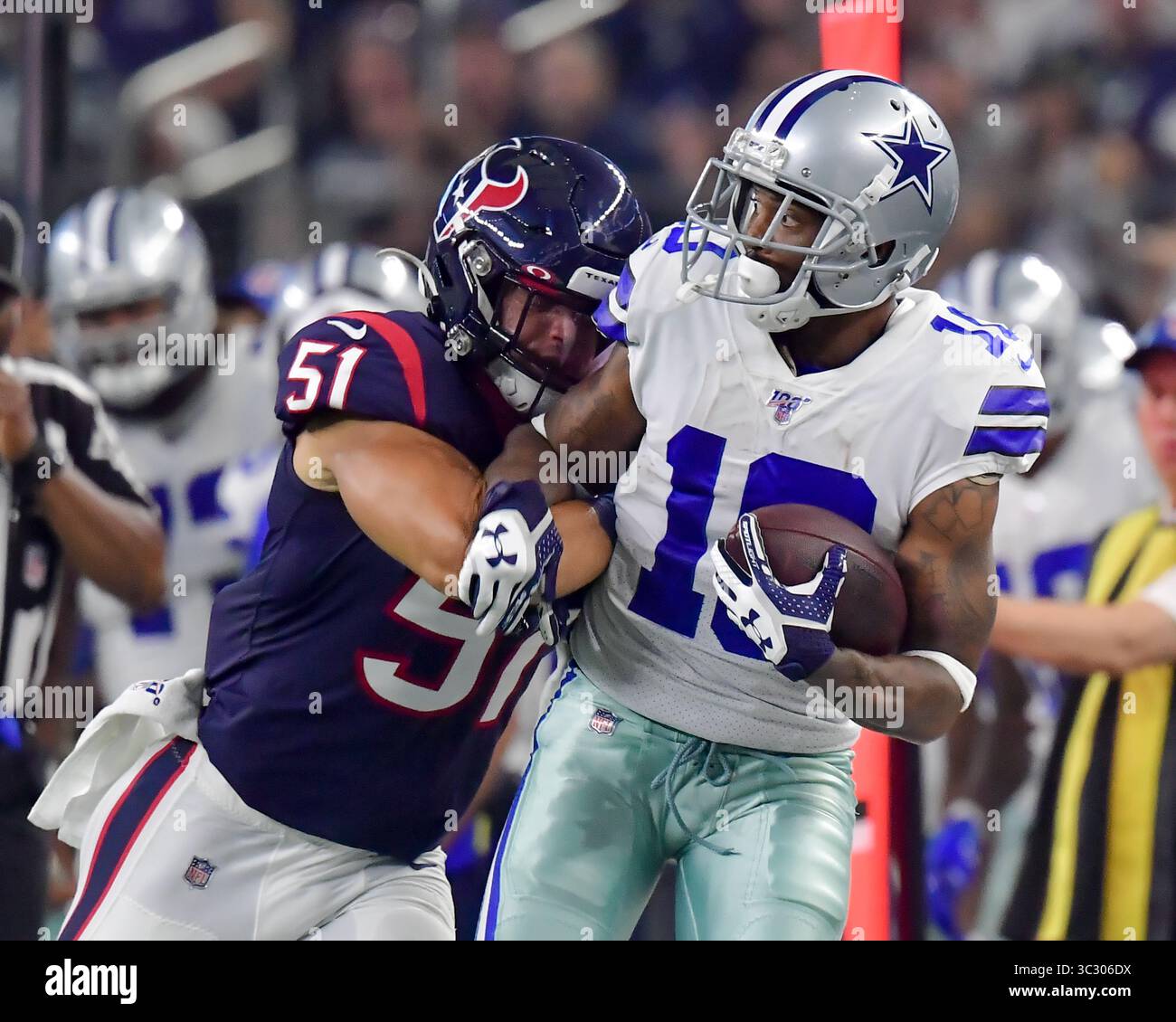 24 août 2019 :.Dallas Cowboys wide receiver Tavon Austin (10) attrape une passe pour une première descente alors qu'il est poussé hors des limites par le linebacker des Houston Texans Dylan Cole (51) lors d'un match de football de la NFL entre les Houston Texans et Dallas Cowboys au AT&T Stadium d'Arlington, Texas. .Manny Flores/CSM Banque D'Images