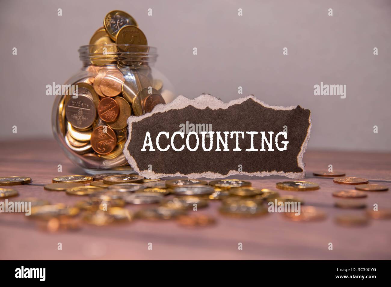 Gros plan image femmes tapant sur le clavier d'ordinateur portable. Femme d'affaires réponse texte à l'e-mail du client, client acheter en ligne en utilisant les services de boutique en ligne. INT Banque D'Images