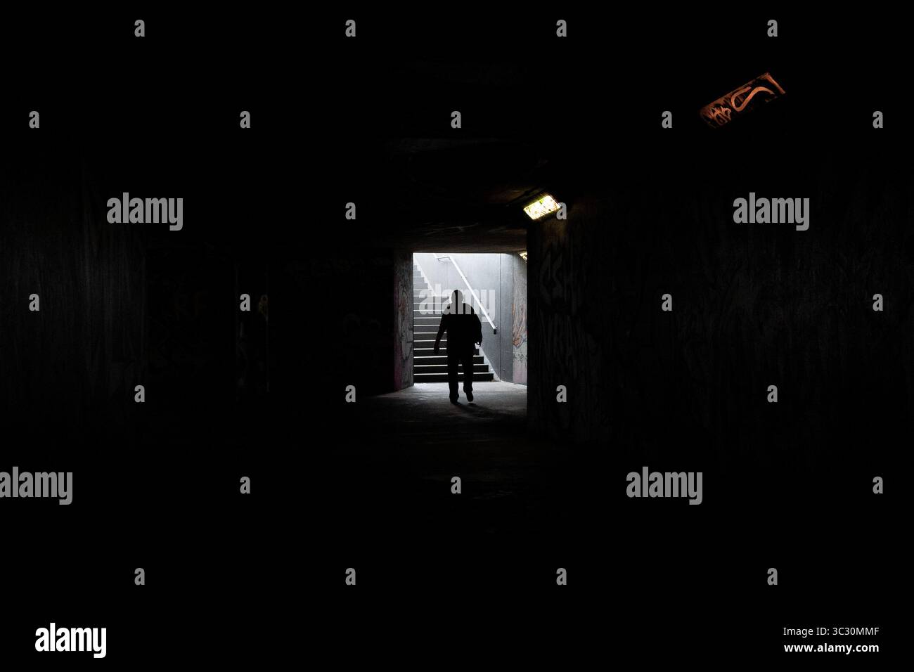 Francfort, Hesse, Allemagne. 24 juillet 2025. Un homme traverse l'entrée d'une gare de Francfort, en Allemagne. (Crédit image : © Matias Basualdo/ZUMA Press Wire) USAGE ÉDITORIAL SEULEMENT ! Non destiné à UN USAGE commercial ! Banque D'Images