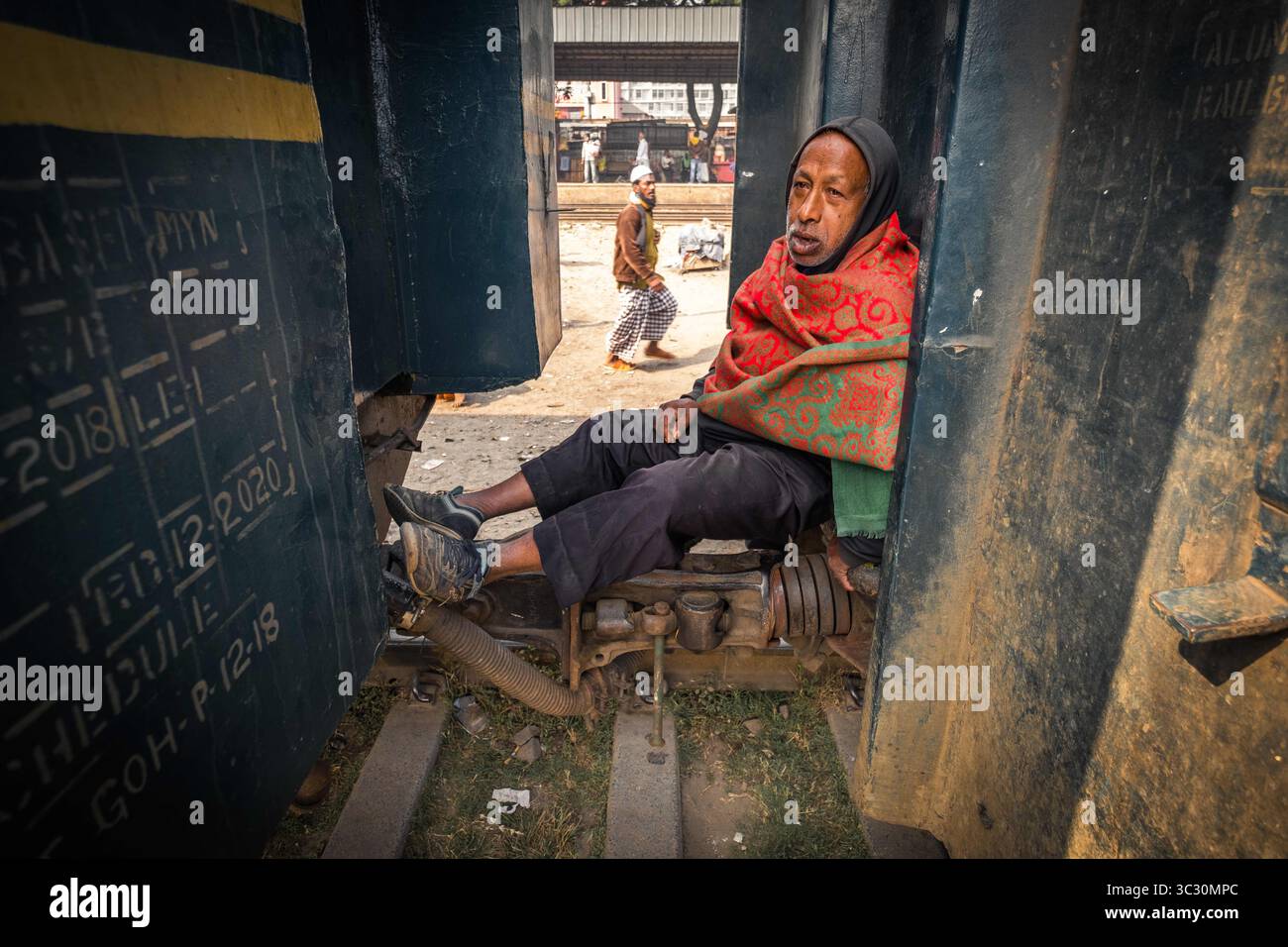 20 janvier 2019, Dhaka, Bangladesh : le prochain train part dans un instant de la gare Tongi Junction à Dhaka. Le chemin de fer est le principal mode de transport au Bangladesh. Plus de 60 millions de passagers voyagent en train chaque année. Beaucoup d'entre eux voyagent sur les toits ou entre les wagons, sans billets, pour économiser de l'argent mais assez souvent en raison de trains surchargés. (Crédit image : © Robert Pastryk/ZUMA Wire) Banque D'Images