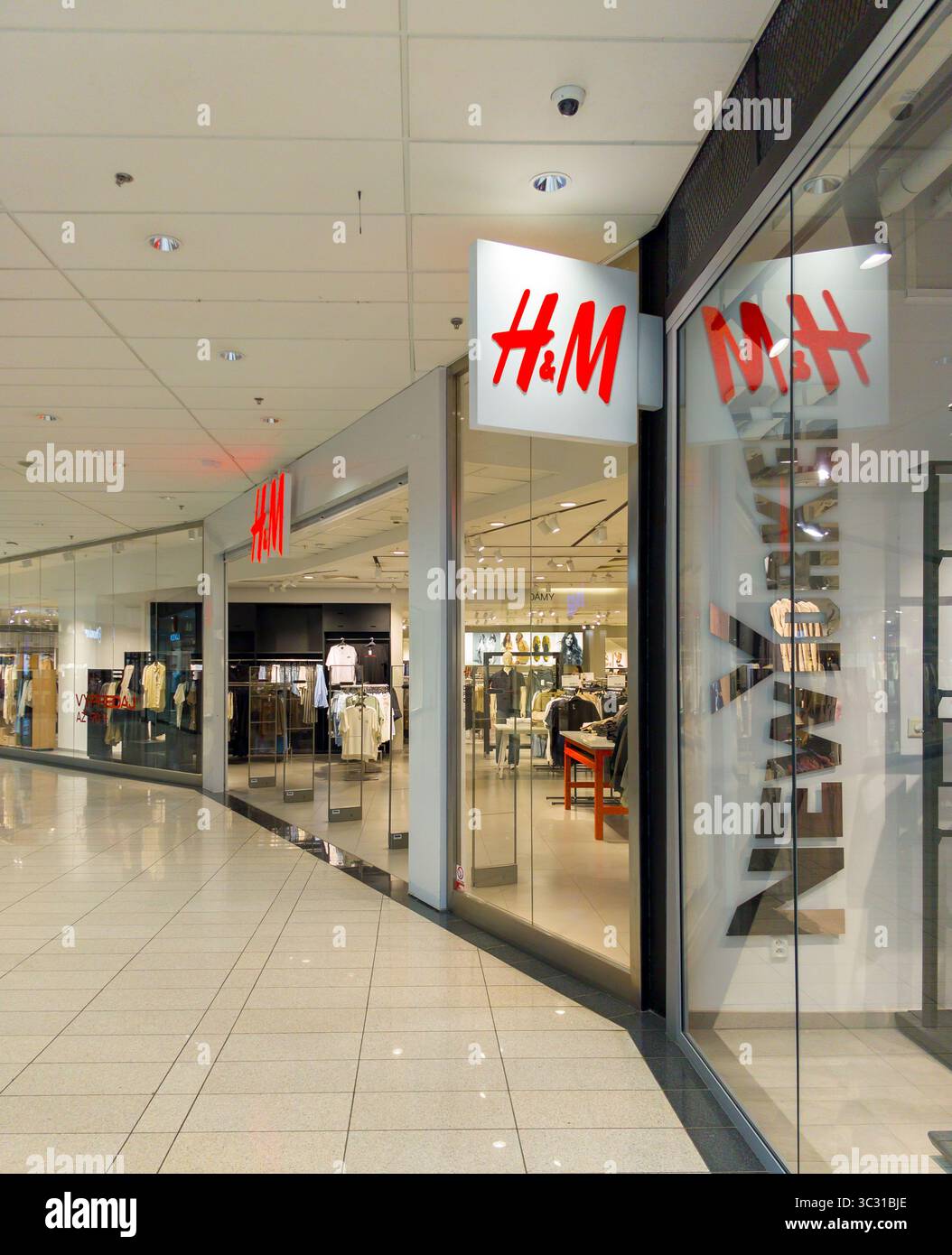 Banska Bystrica, Slovaquie - 19 juillet 2025 : magasin HM . H M Hennes Mauritz AB, également connu sous le nom de HM Group, est une multinationale de vêtements basée à Banque D'Images