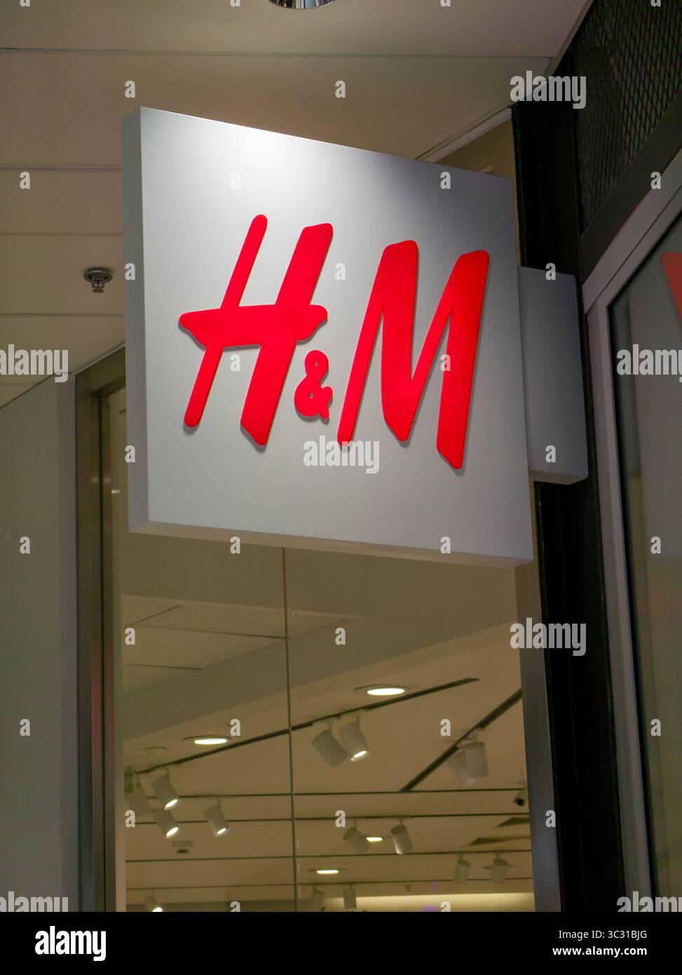 Banska Bystrica, Slovaquie - 19 juillet 2025 : magasin HM . H M Hennes Mauritz AB, également connu sous le nom de HM Group, est une multinationale de vêtements basée à Banque D'Images