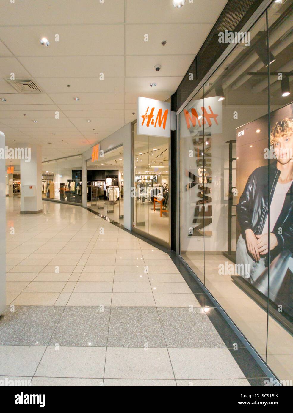 Banska Bystrica, Slovaquie - 19 juillet 2025 : magasin HM . H M Hennes Mauritz AB, également connu sous le nom de HM Group, est une multinationale de vêtements basée à Banque D'Images