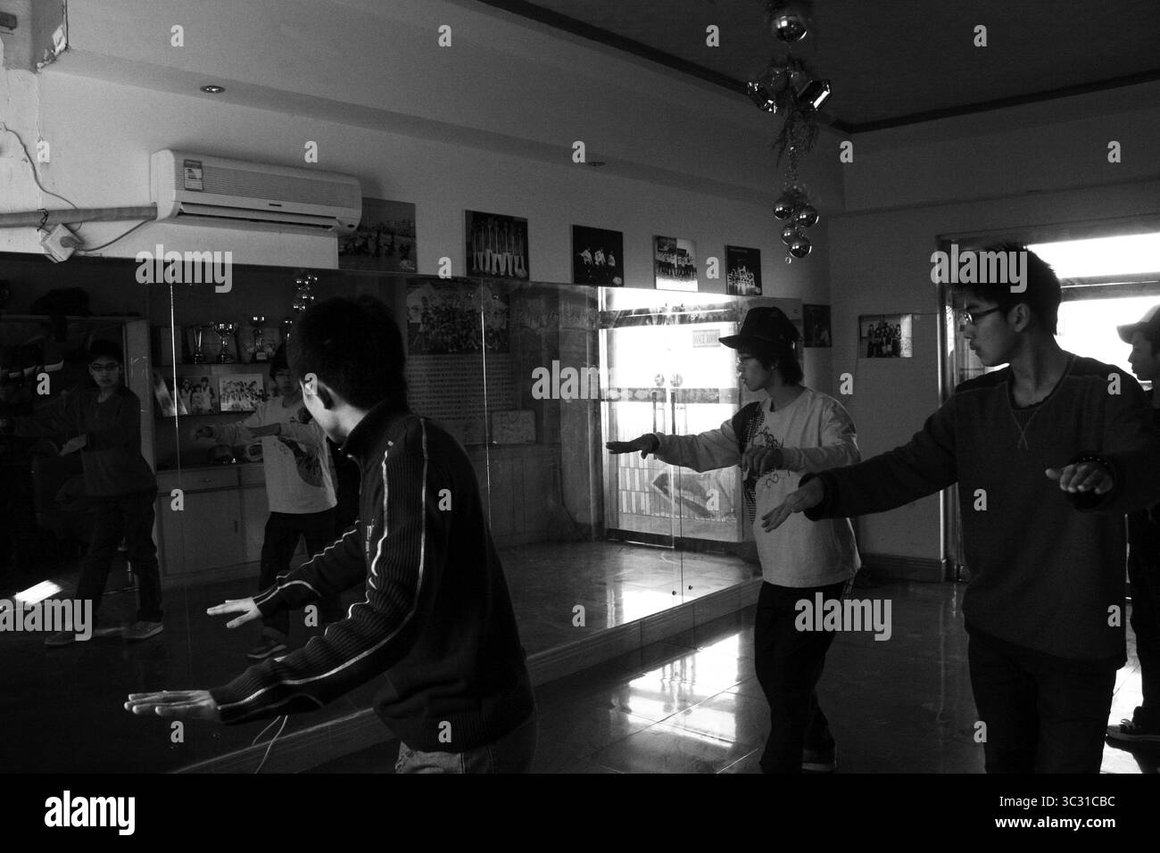 Des adolescents chinois du début des années 2000 pratiquant la Street Dance dans Mirror Studio Banque D'Images