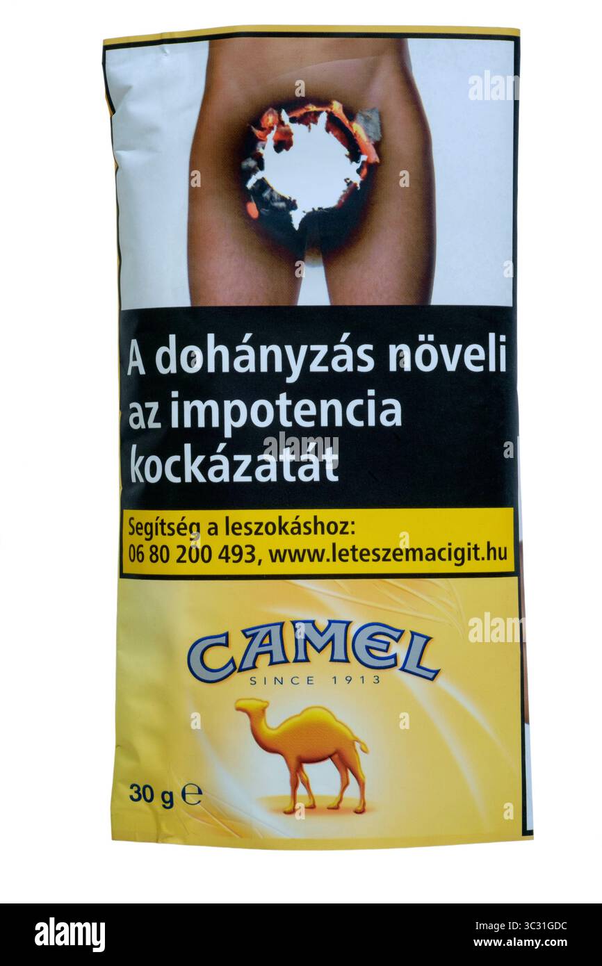 sachet de sac de tabac à rouler jaune camel à la main découpé sur fond blanc Banque D'Images sachet de sac de tabac à rouler jaune camel à la main découpé sur fond blanc Banque D'Images