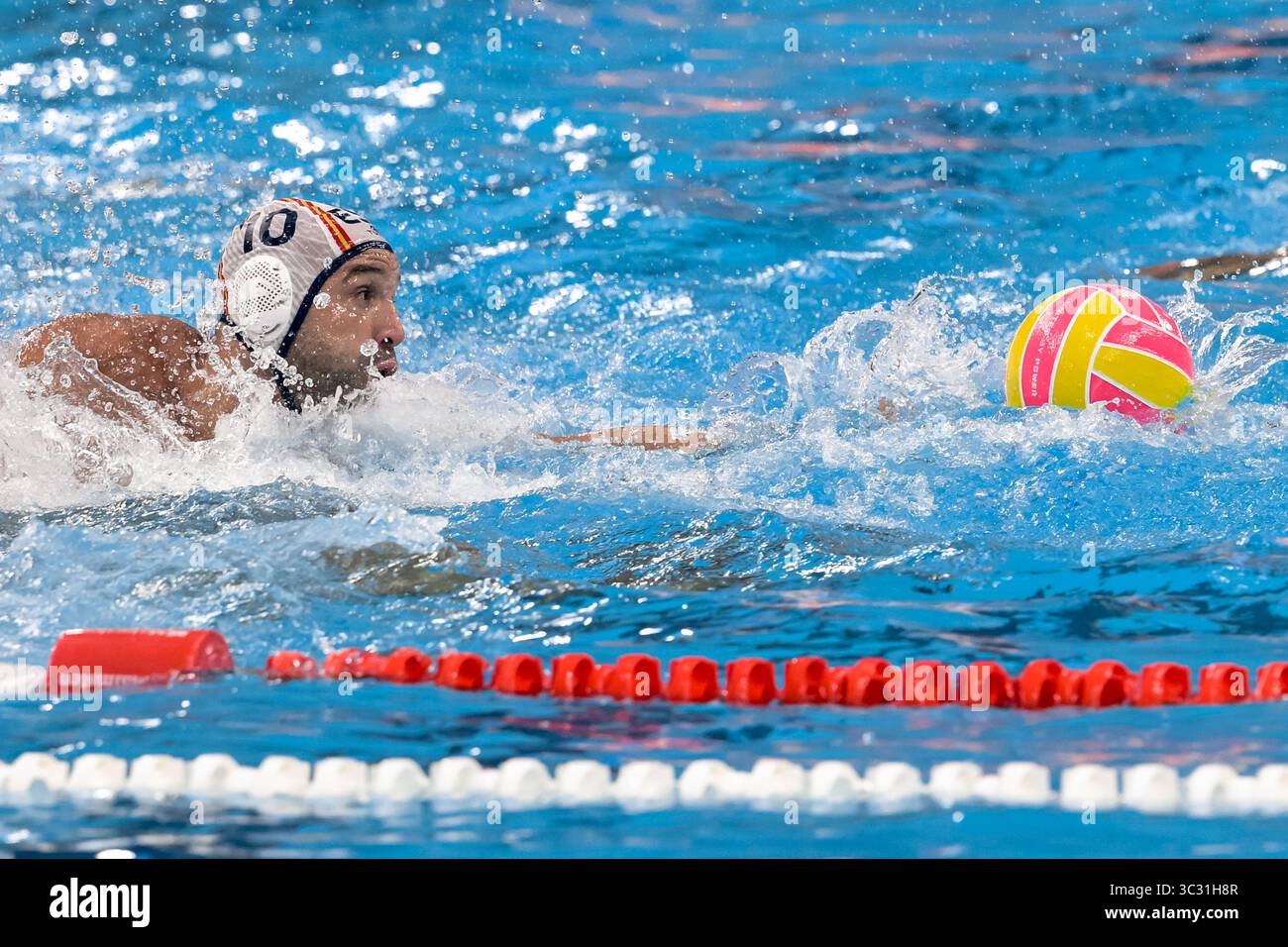 Felipe Perrone Rocha, d’Espagne, lors du match pour la médaille d’or masculine de water-polo opposant l’Espagne (casquettes claires) et la Hongrie (casquettes noires) des 22es Championnats du monde de natation au Centre aquatique OCBC à Singapour (Singapour), le 24 juillet 2025. Banque D'Images